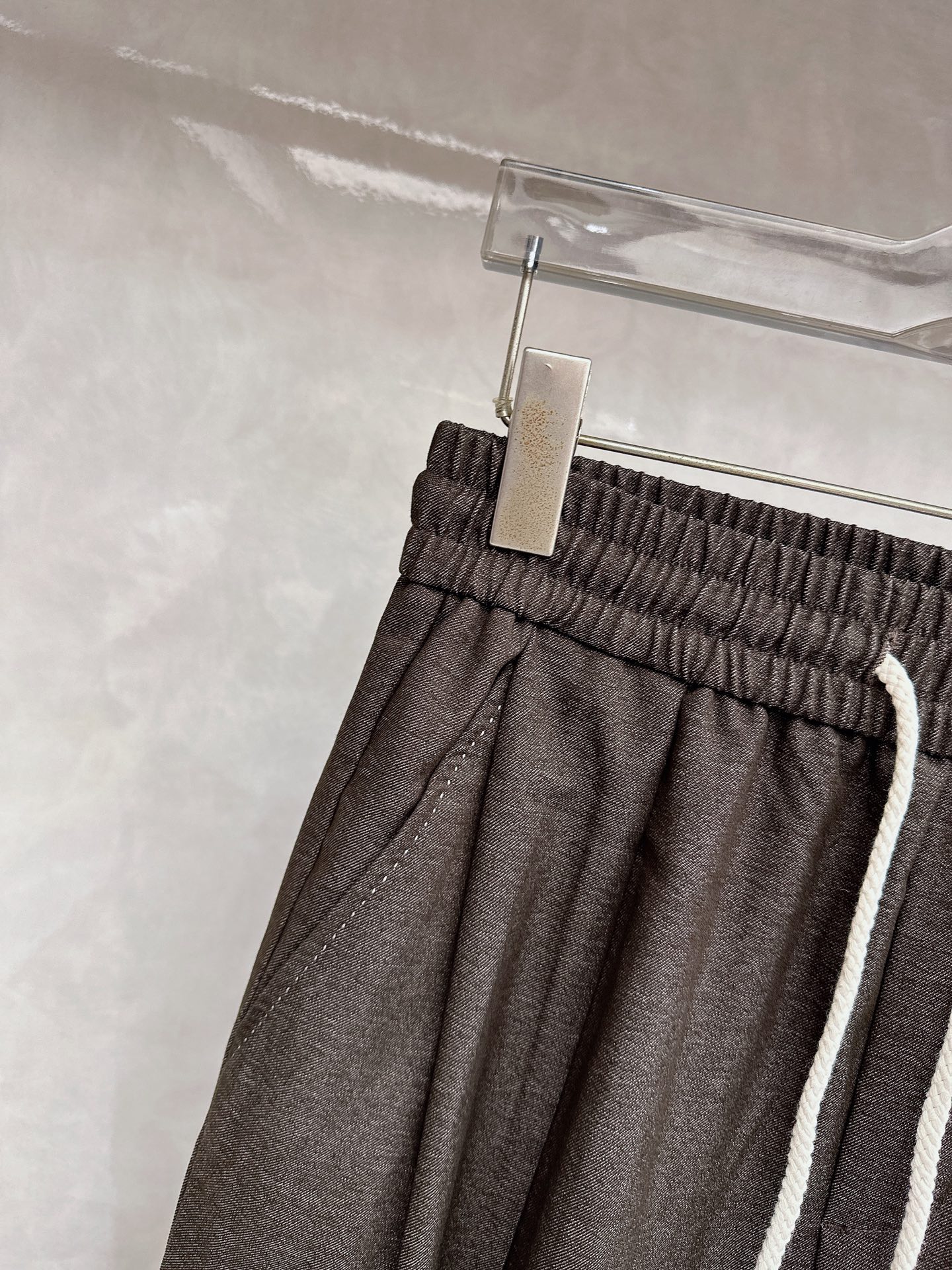 罗意威、2026SS春夏新品时尚休闲裤，臻选优来赛尔面料打造，保暖舒适，精工密针刺绣标识，缔造简约线条感