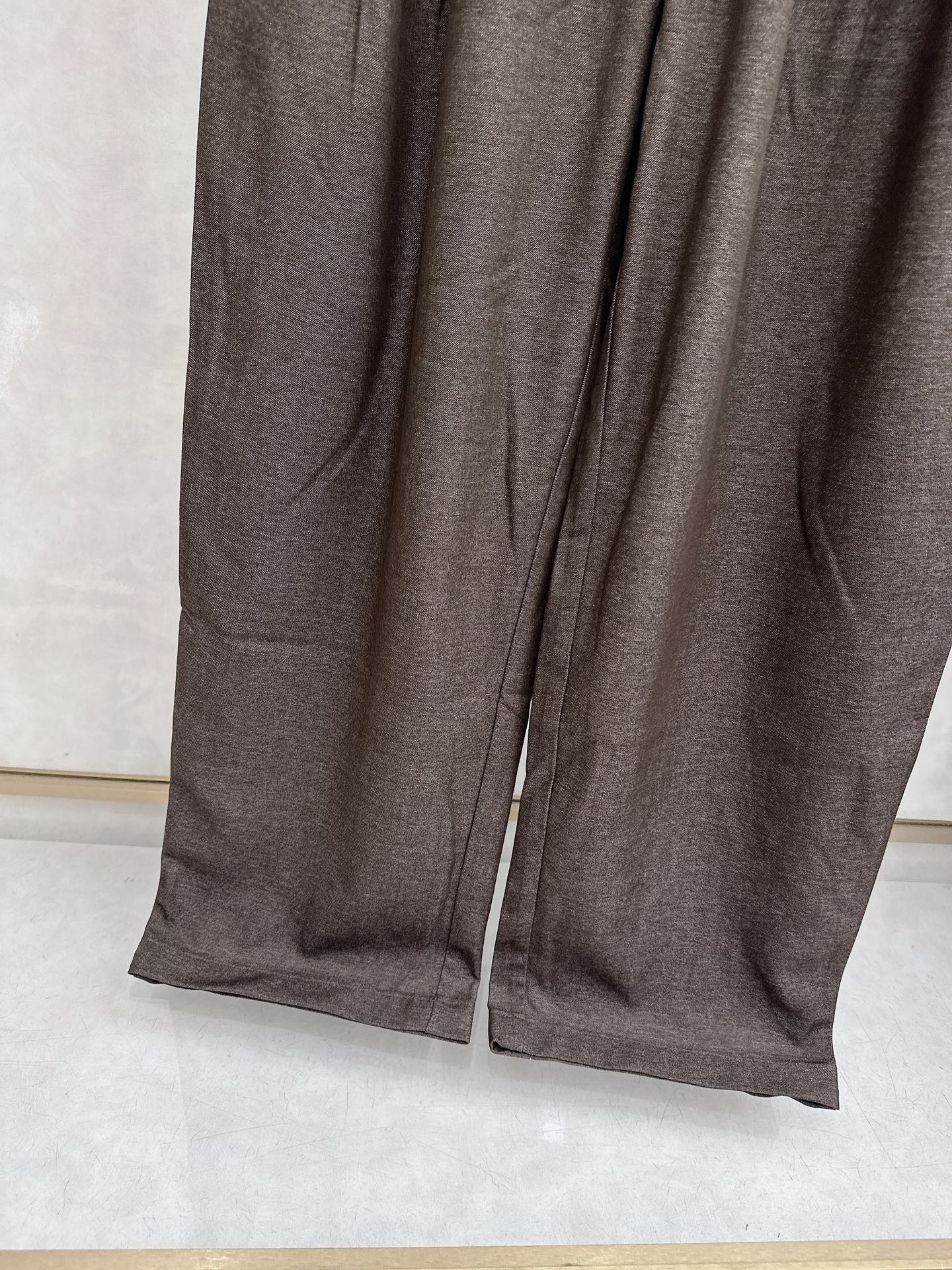 罗意威、2026SS春夏新品时尚休闲裤，臻选优来赛尔面料打造，保暖舒适，精工密针刺绣标识，缔造简约线条感