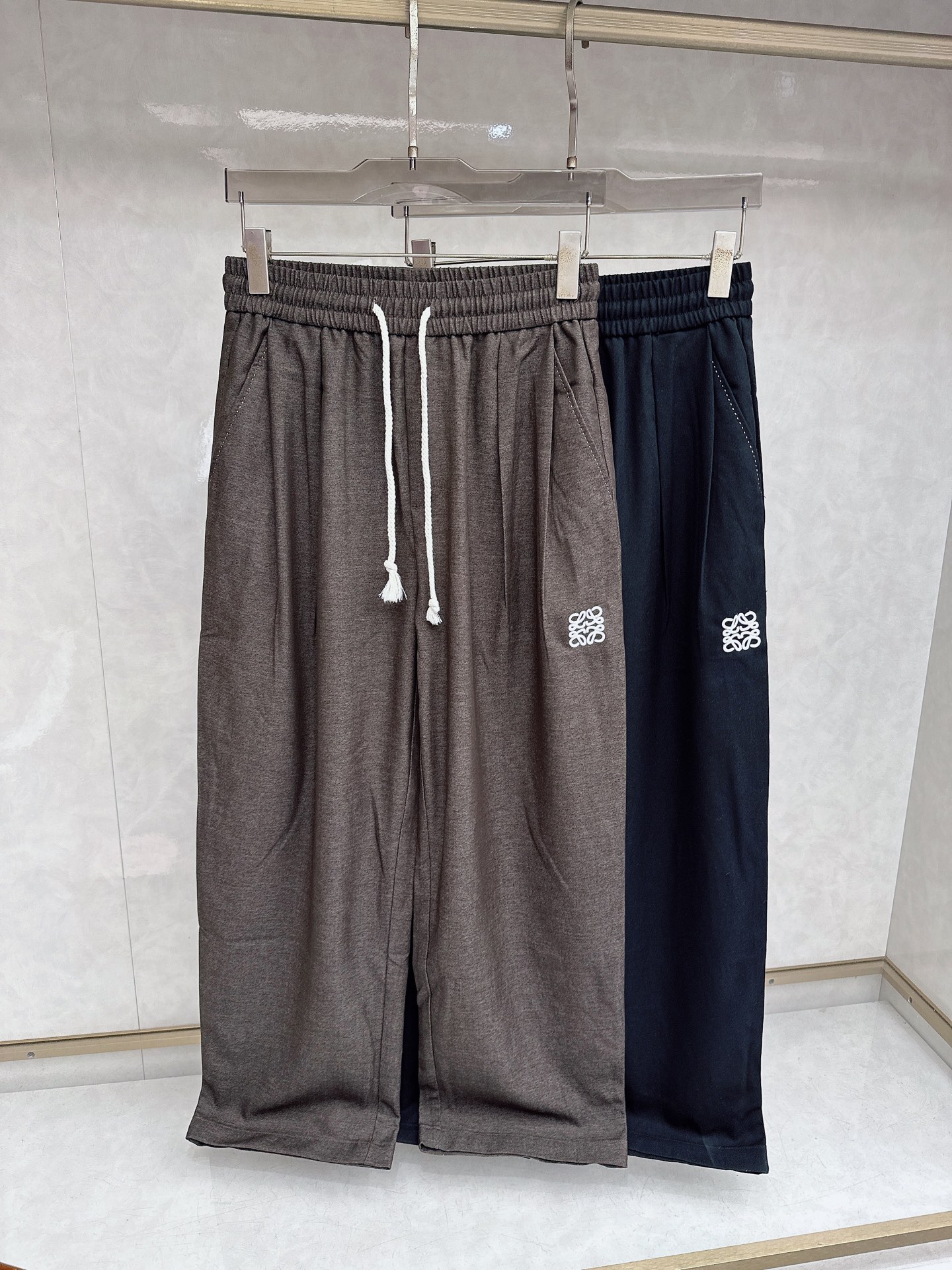 罗意威、2026SS春夏新品时尚休闲裤，臻选优来赛尔面料打造，保暖舒适，精工密针刺绣标识，缔造简约线条感