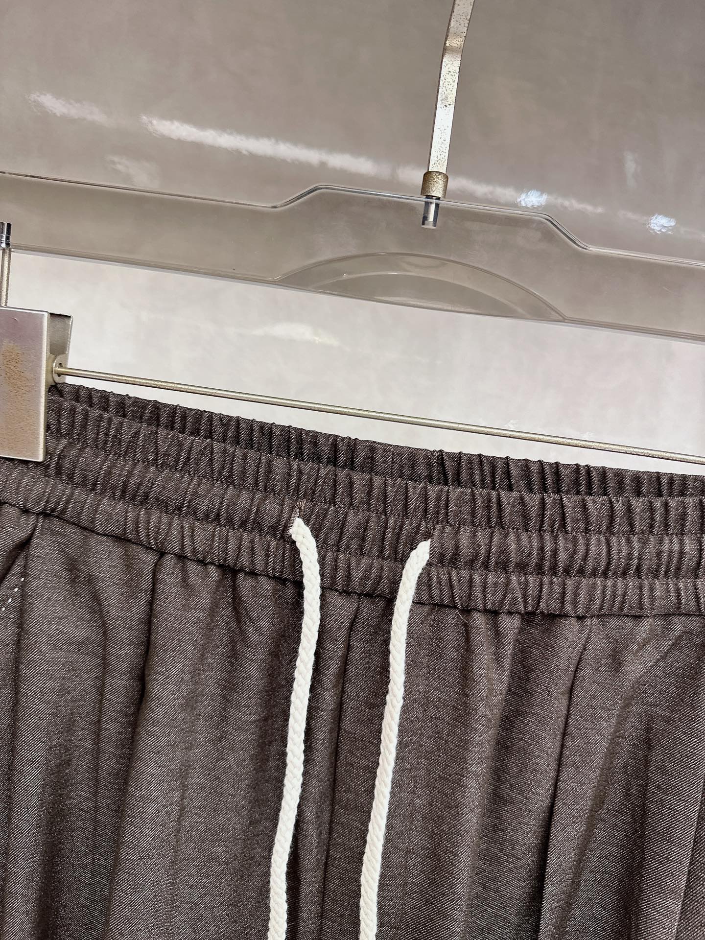 罗意威、2026SS春夏新品时尚休闲裤，臻选优来赛尔面料打造，保暖舒适，精工密针刺绣标识，缔造简约线条感