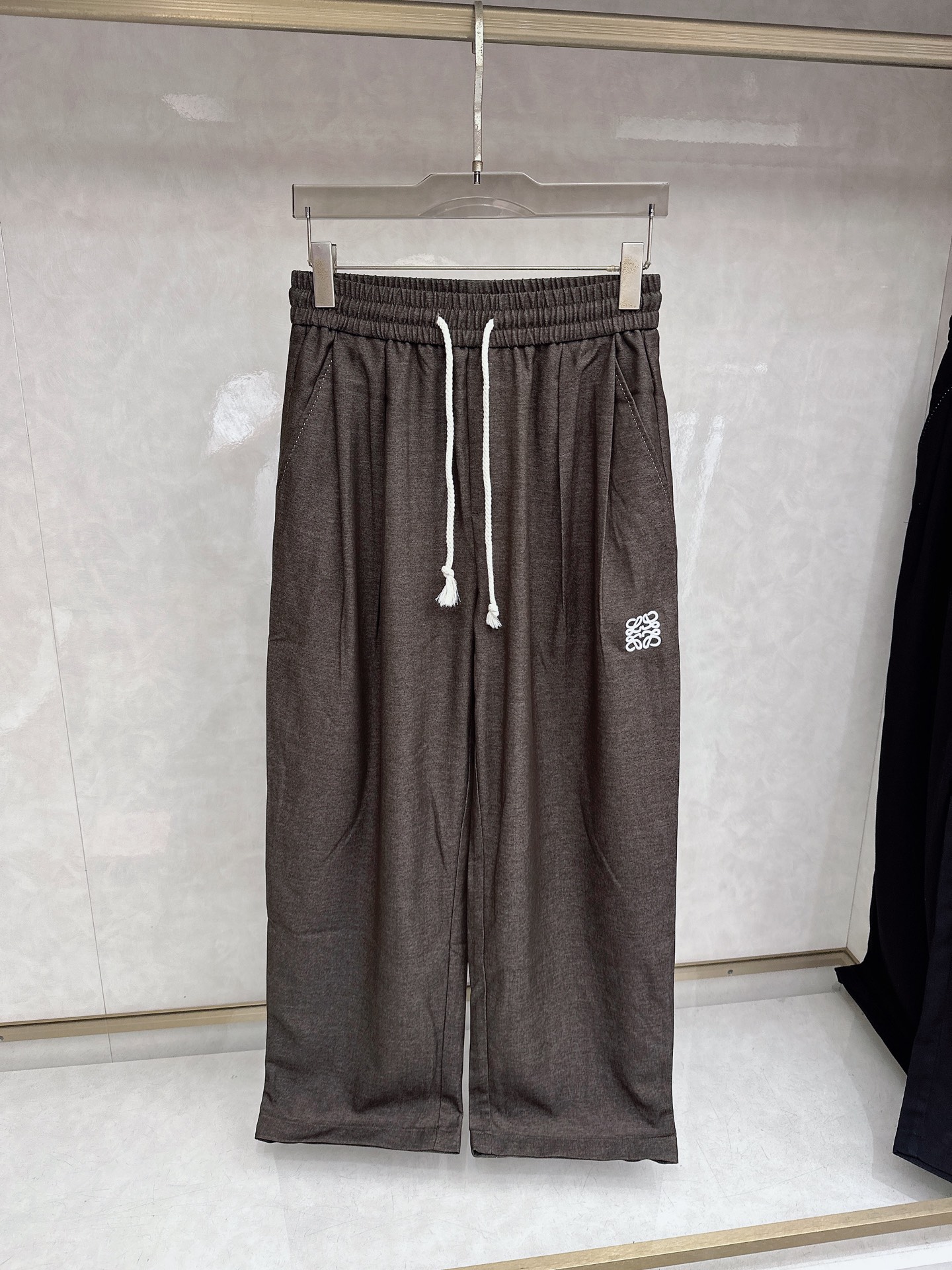 罗意威、2026SS春夏新品时尚休闲裤，臻选优来赛尔面料打造，保暖舒适，精工密针刺绣标识，缔造简约线条感