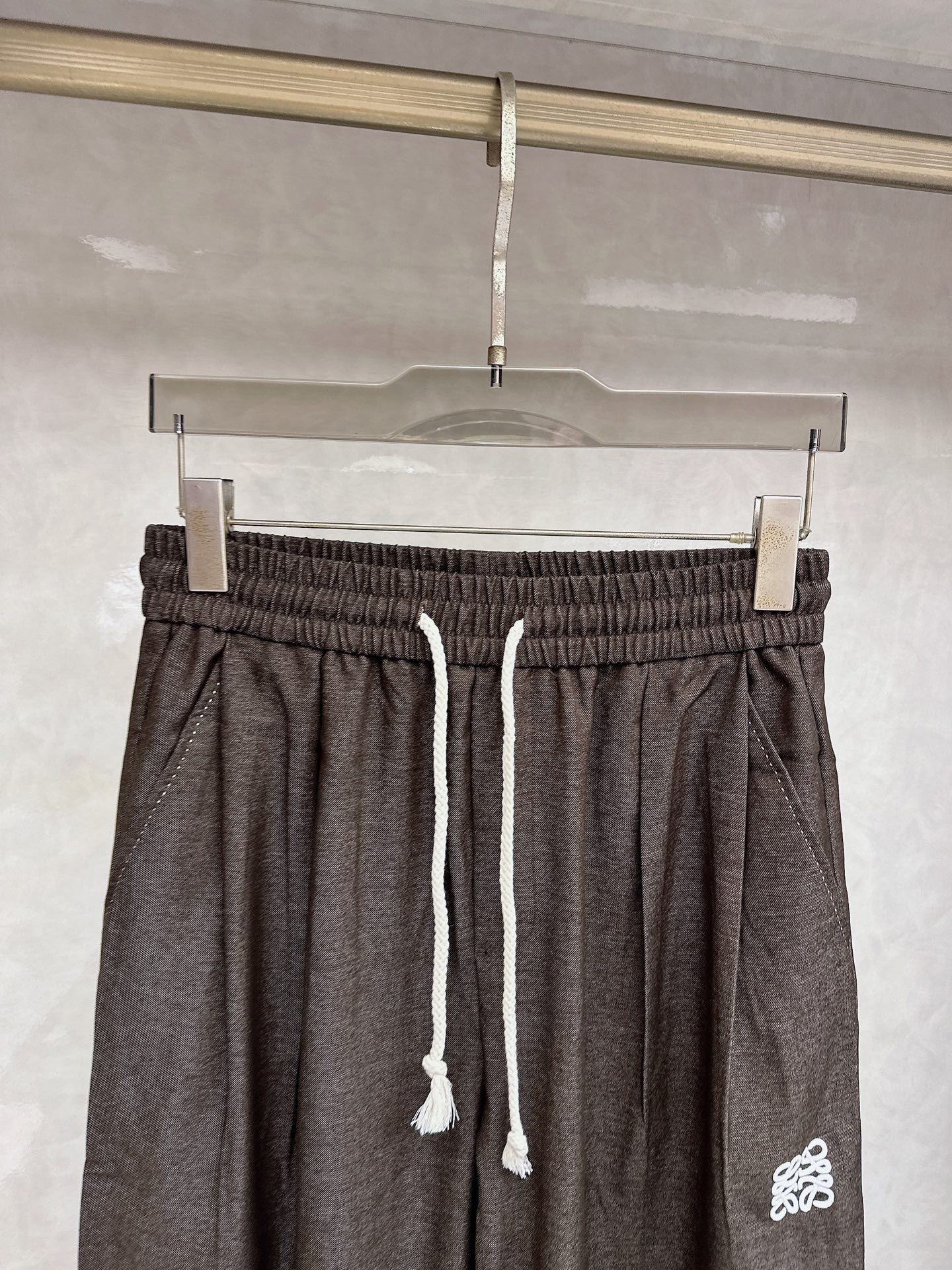 罗意威、2026SS春夏新品时尚休闲裤，臻选优来赛尔面料打造，保暖舒适，精工密针刺绣标识，缔造简约线条感