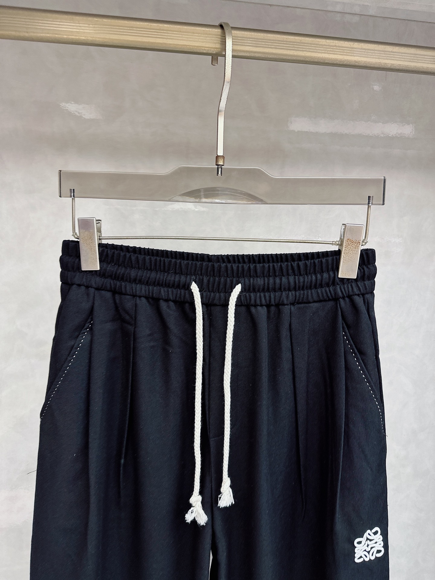 罗意威、2026SS春夏新品时尚休闲裤，臻选优来赛尔面料打造，保暖舒适，精工密针刺绣标识，缔造简约线条感