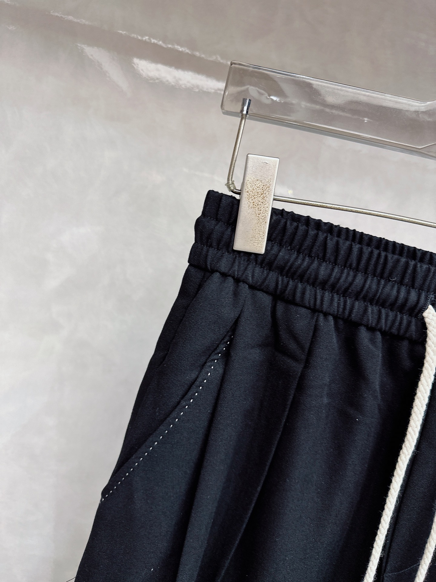 罗意威、2026SS春夏新品时尚休闲裤，臻选优来赛尔面料打造，保暖舒适，精工密针刺绣标识，缔造简约线条感