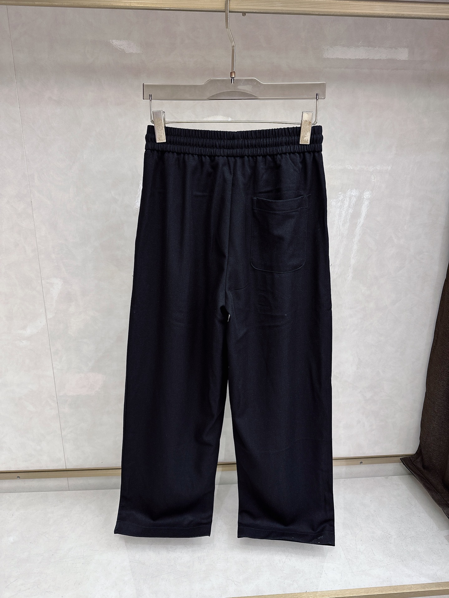 罗意威、2026SS春夏新品时尚休闲裤，臻选优来赛尔面料打造，保暖舒适，精工密针刺绣标识，缔造简约线条感