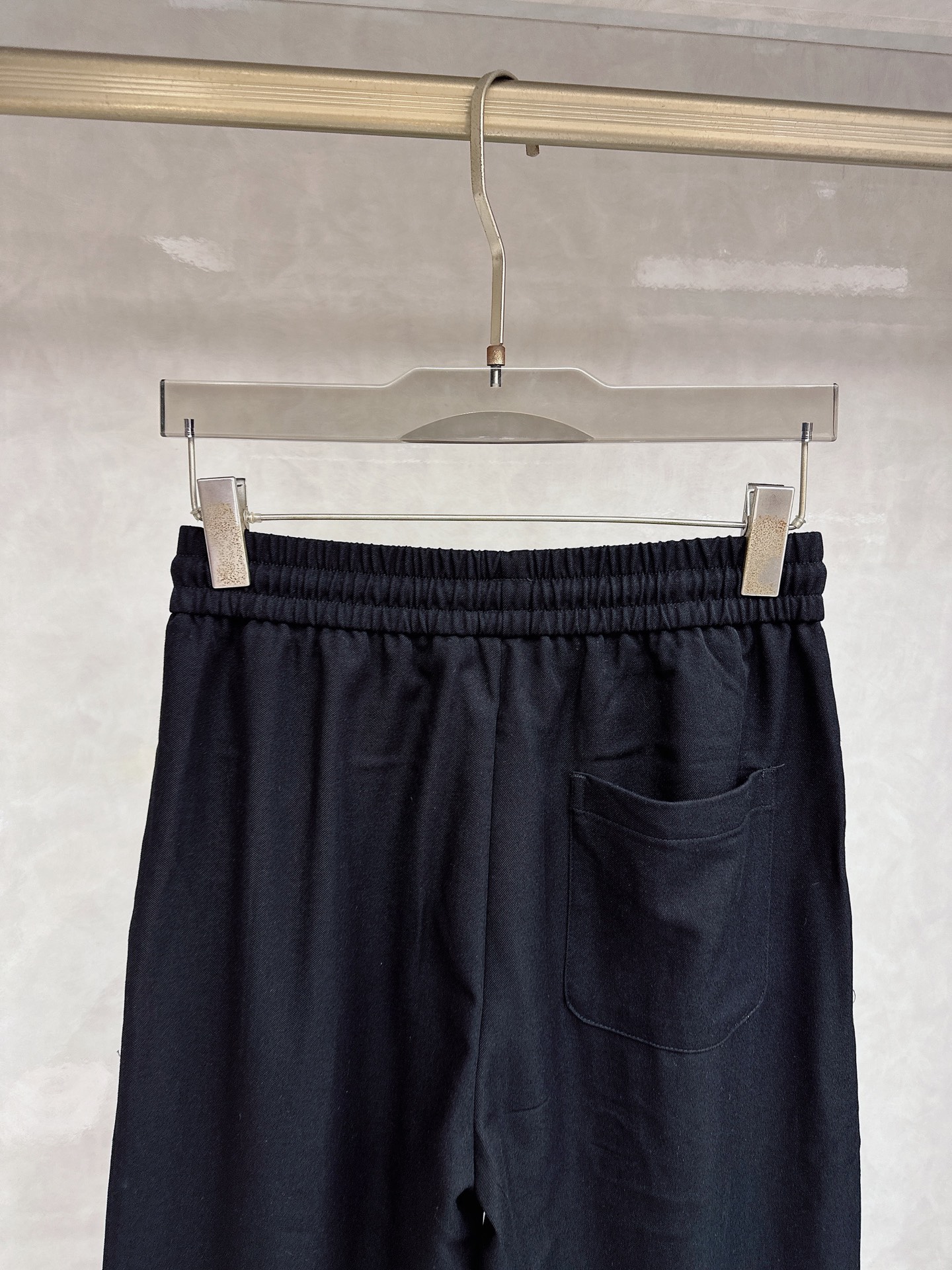 罗意威、2026SS春夏新品时尚休闲裤，臻选优来赛尔面料打造，保暖舒适，精工密针刺绣标识，缔造简约线条感