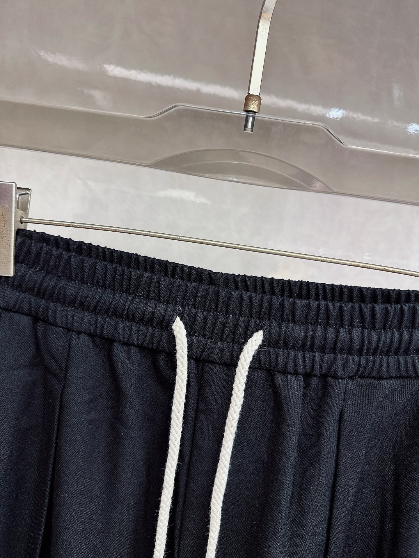 罗意威、2026SS春夏新品时尚休闲裤，臻选优来赛尔面料打造，保暖舒适，精工密针刺绣标识，缔造简约线条感