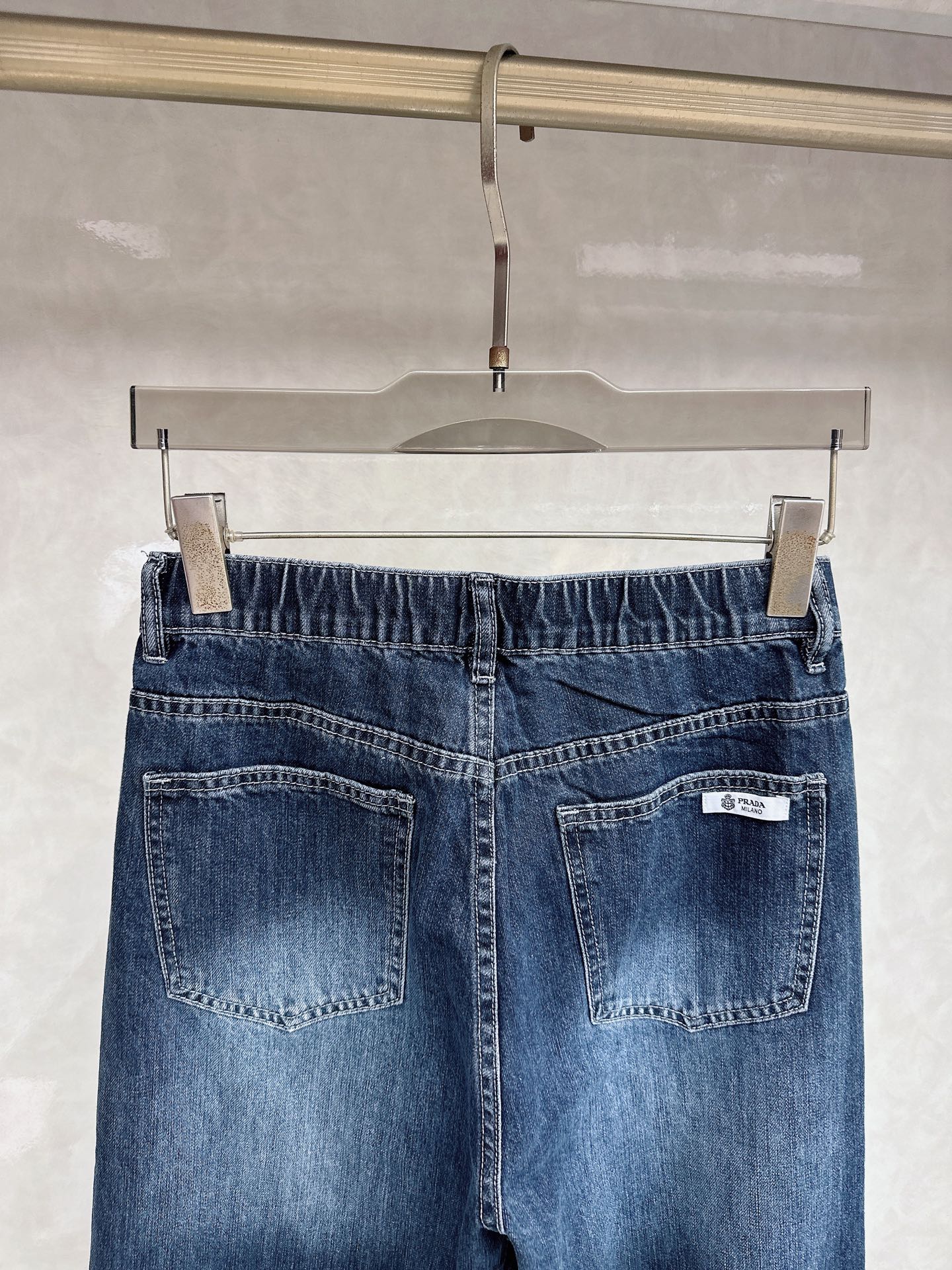 普拉达 26春夏新款情侣牛仔裤 上身版型真的绝了水洗棉面料超柔软 上身巨舒服包容性好✔️后口袋整体细节到