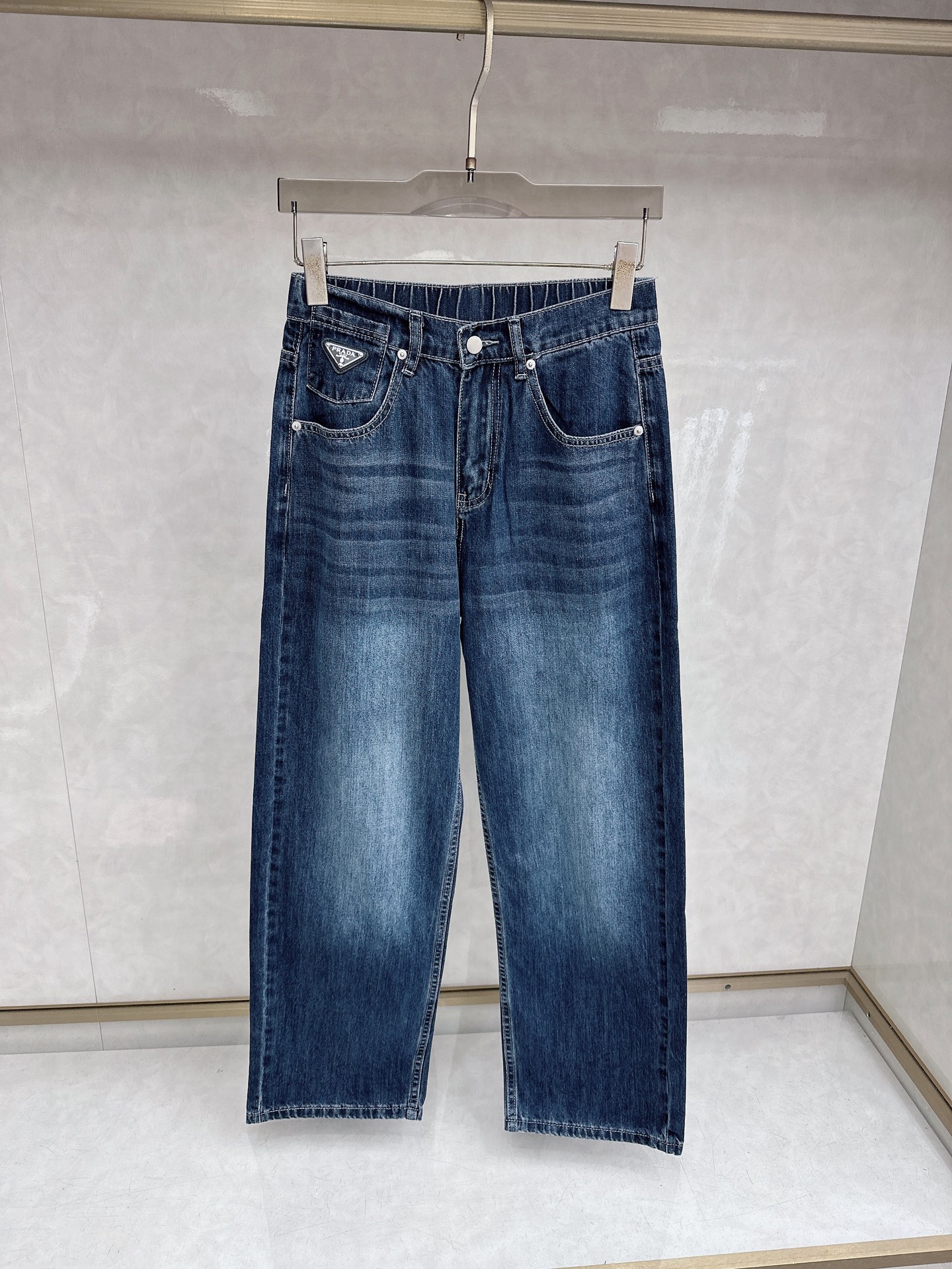 普拉达 26春夏新款情侣牛仔裤 上身版型真的绝了水洗棉面料超柔软 上身巨舒服包容性好✔️后口袋整体细节到