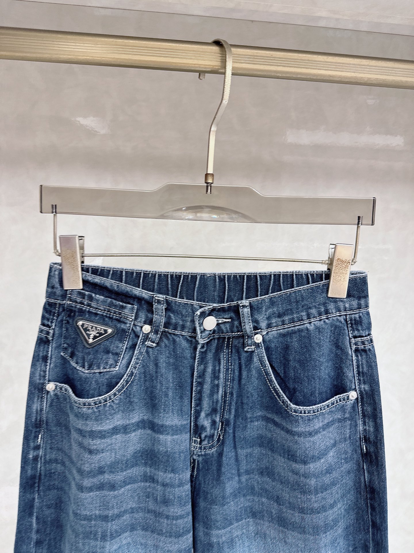 普拉达 26春夏新款情侣牛仔裤 上身版型真的绝了水洗棉面料超柔软 上身巨舒服包容性好✔️后口袋整体细节到