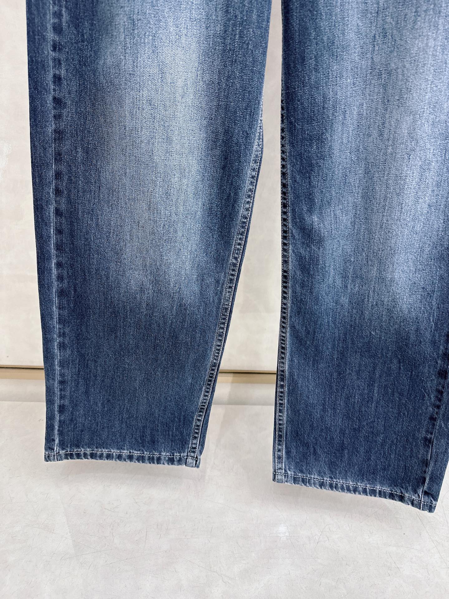 普拉达 26春夏新款情侣牛仔裤 上身版型真的绝了水洗棉面料超柔软 上身巨舒服包容性好✔️后口袋整体细节到