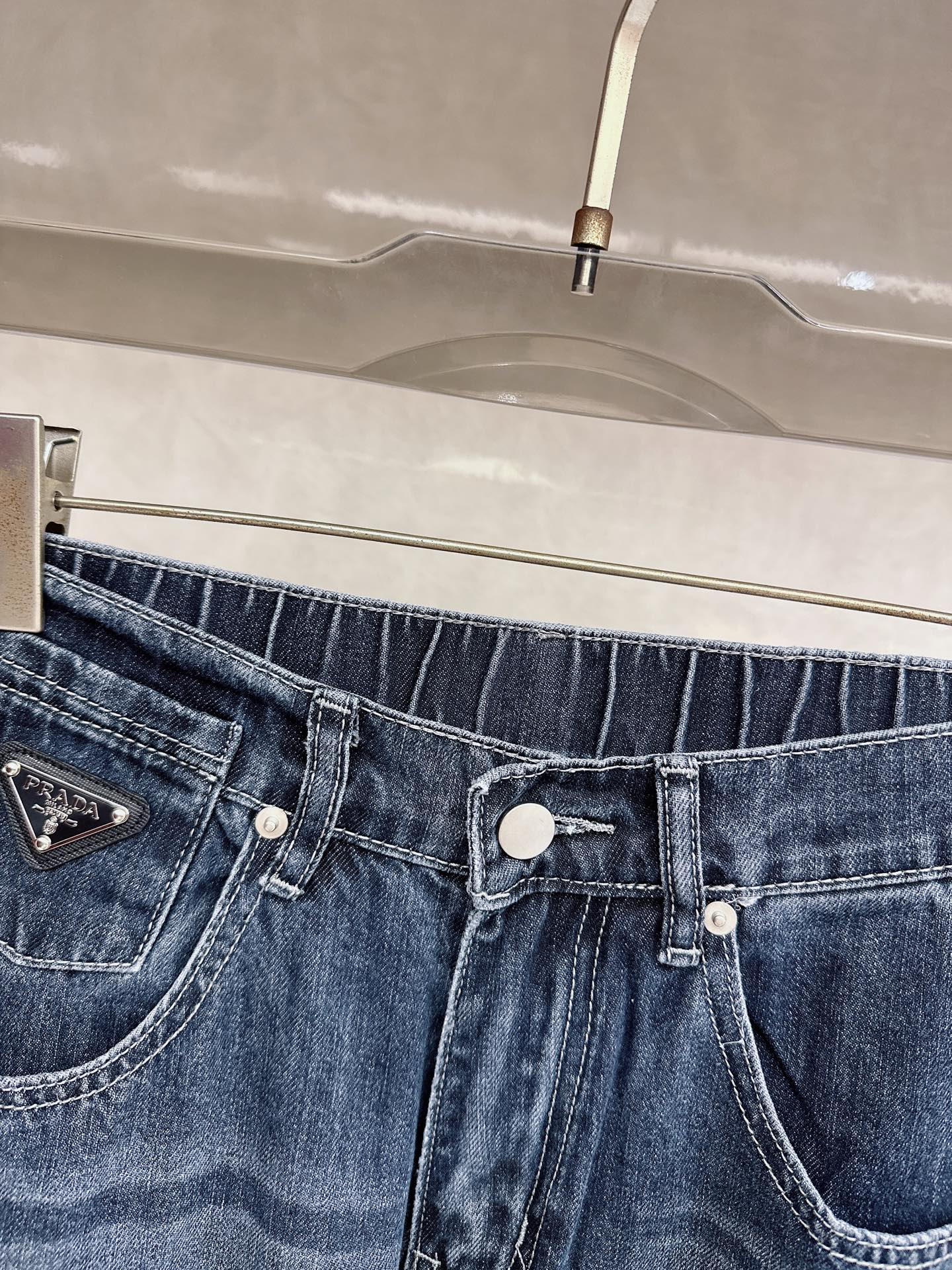 普拉达 26春夏新款情侣牛仔裤 上身版型真的绝了水洗棉面料超柔软 上身巨舒服包容性好✔️后口袋整体细节到