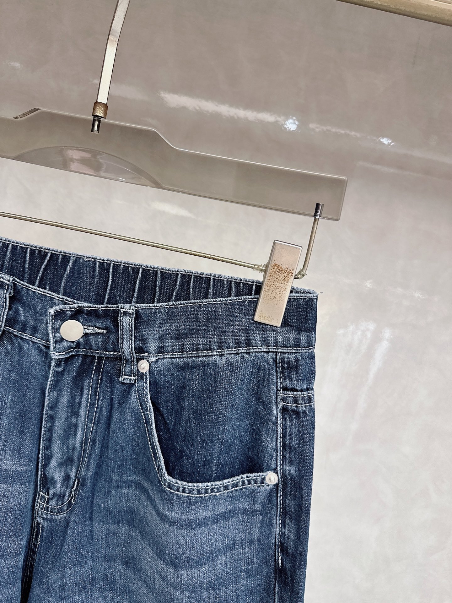 普拉达 26春夏新款情侣牛仔裤 上身版型真的绝了水洗棉面料超柔软 上身巨舒服包容性好✔️后口袋整体细节到