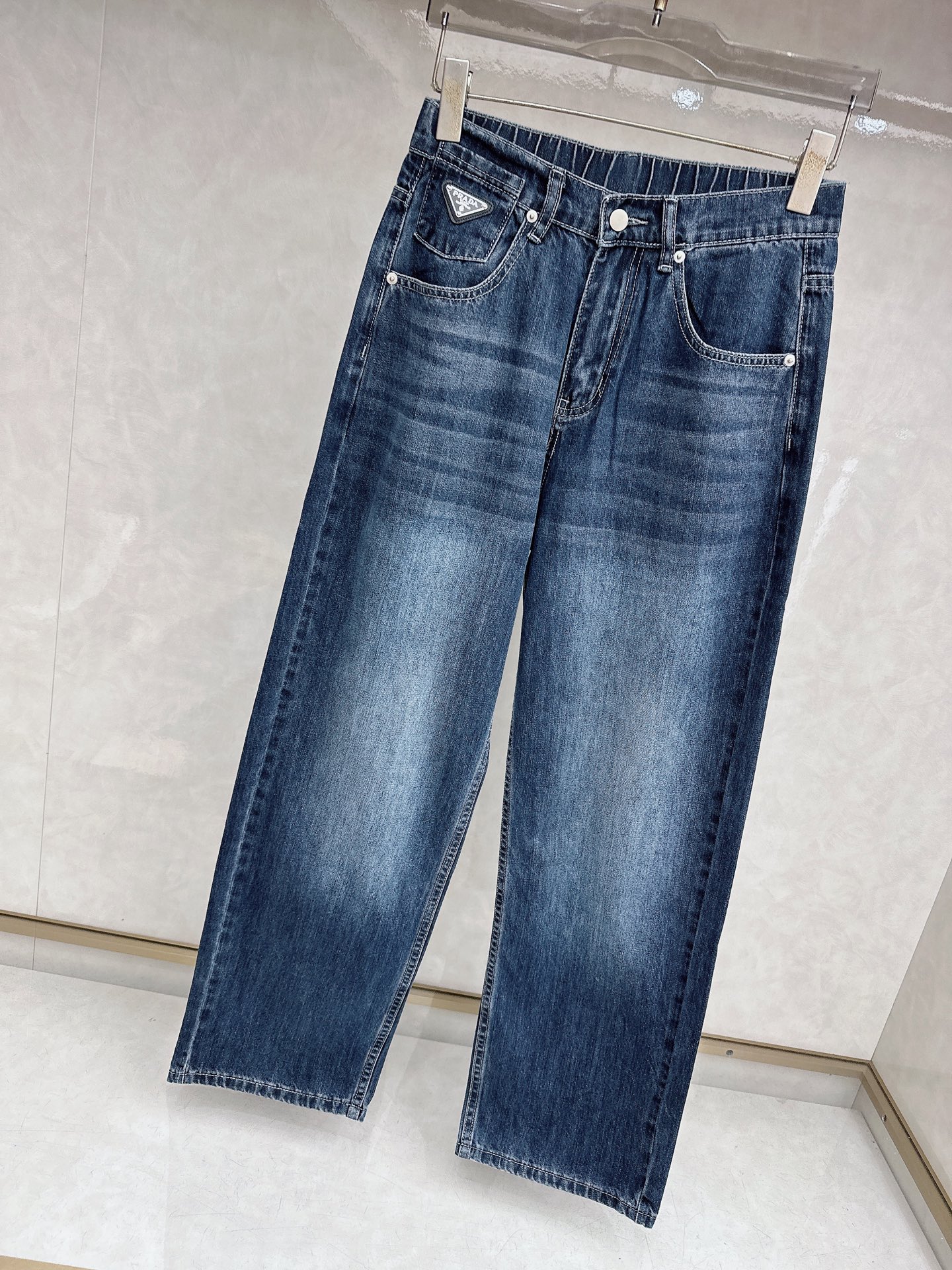 普拉达 26春夏新款情侣牛仔裤 上身版型真的绝了水洗棉面料超柔软 上身巨舒服包容性好✔️后口袋整体细节到