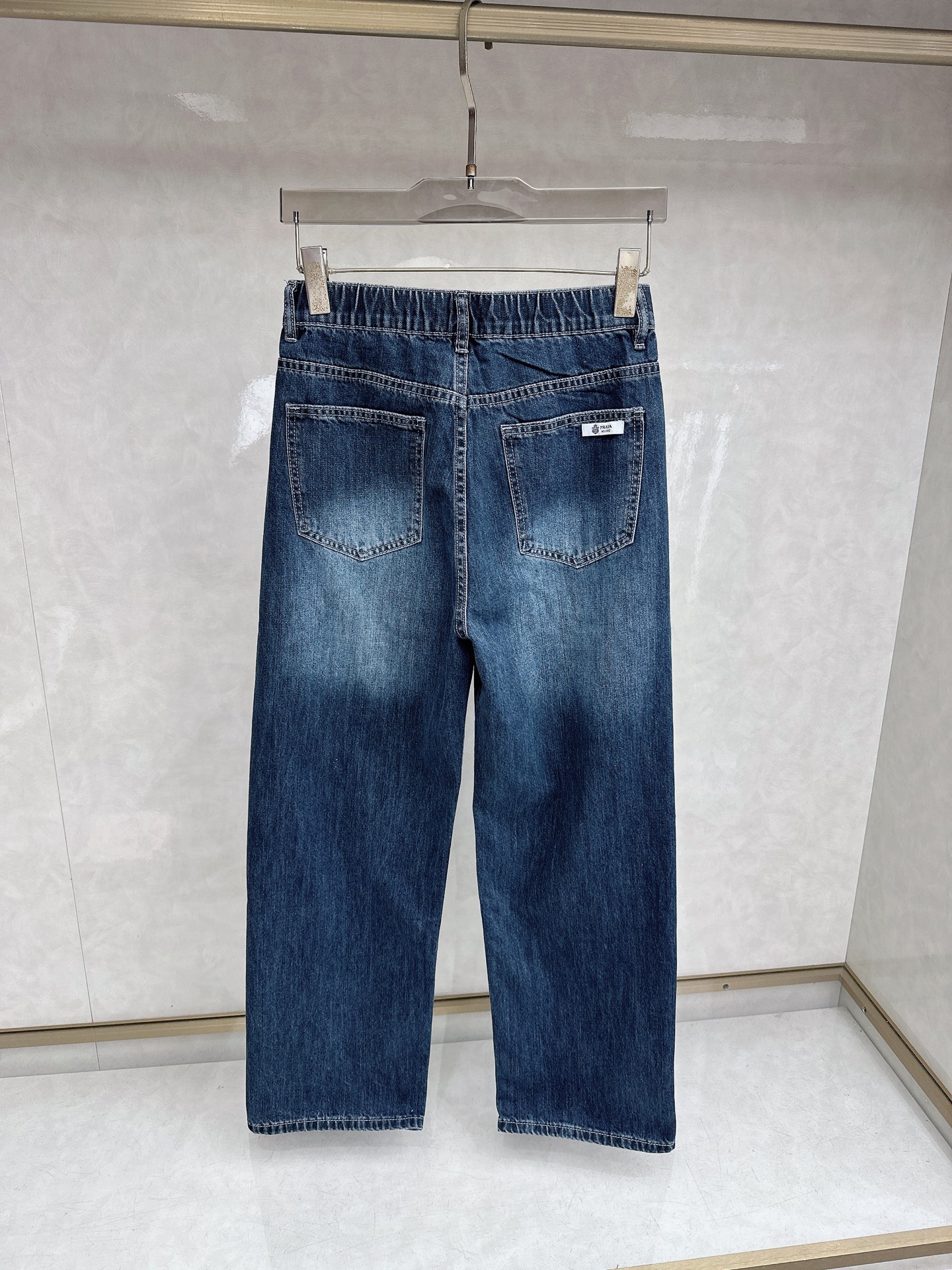 普拉达 26春夏新款情侣牛仔裤 上身版型真的绝了水洗棉面料超柔软 上身巨舒服包容性好✔️后口袋整体细节到