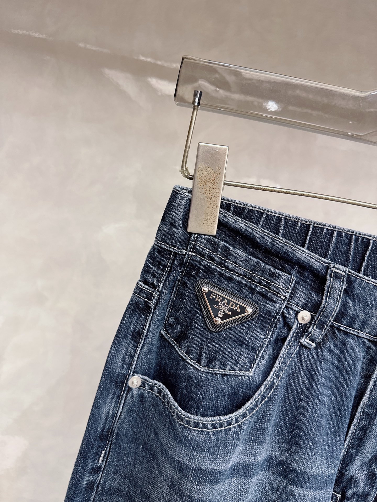 普拉达 26春夏新款情侣牛仔裤 上身版型真的绝了水洗棉面料超柔软 上身巨舒服包容性好✔️后口袋整体细节到