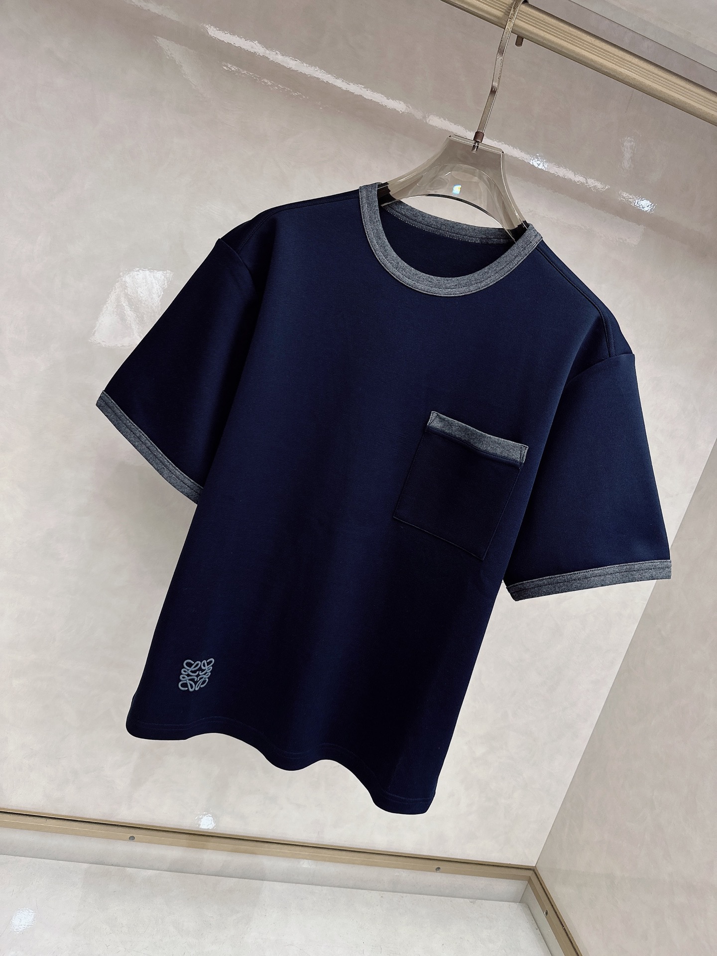 Loewe 罗意威 2026新款半袖松弛老钱，让绅士感在面料告别束缚感，肌理织纹垂坠有型，重工刺绣，让老