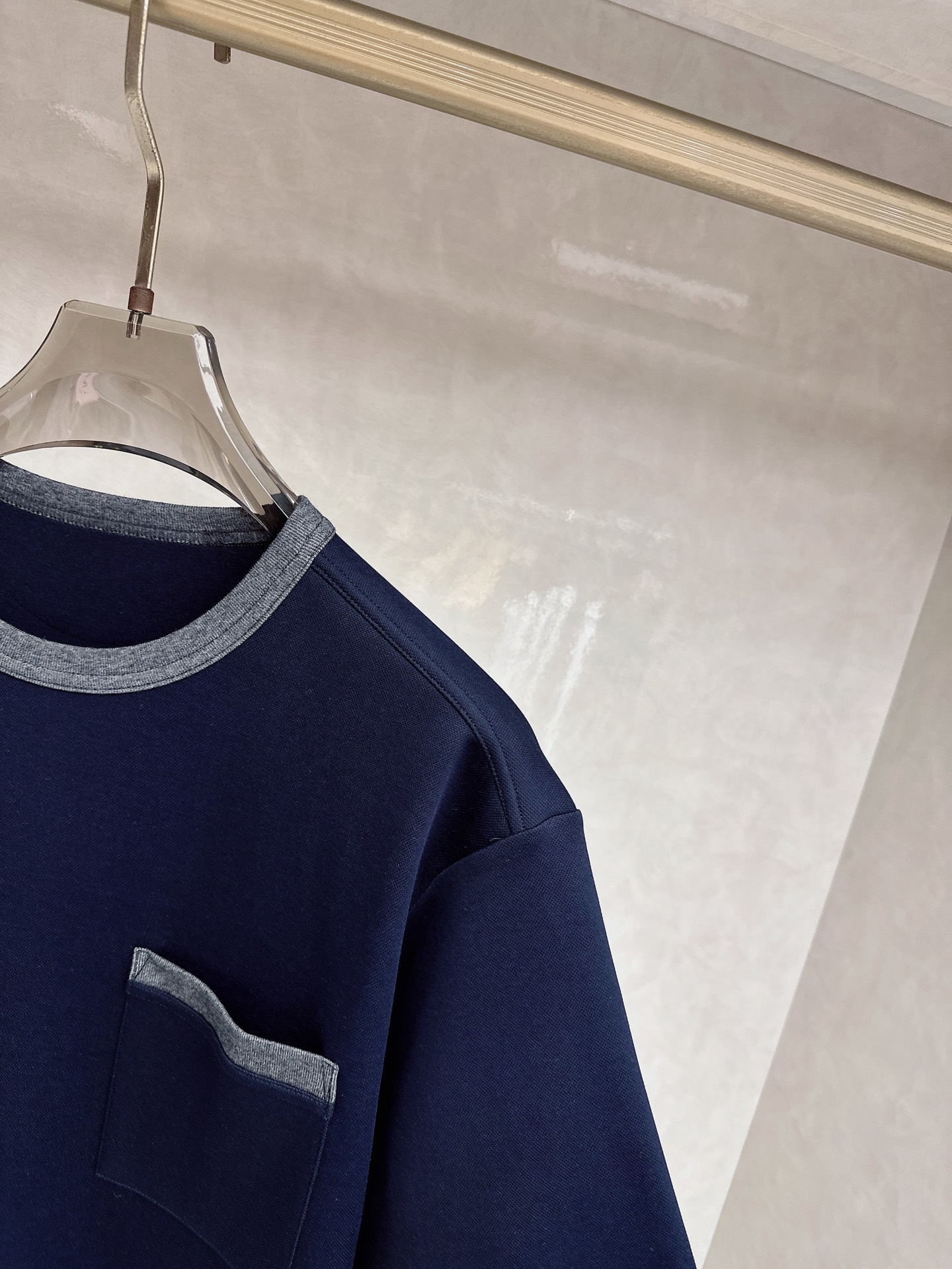 Loewe 罗意威 2026新款半袖松弛老钱，让绅士感在面料告别束缚感，肌理织纹垂坠有型，重工刺绣，让老