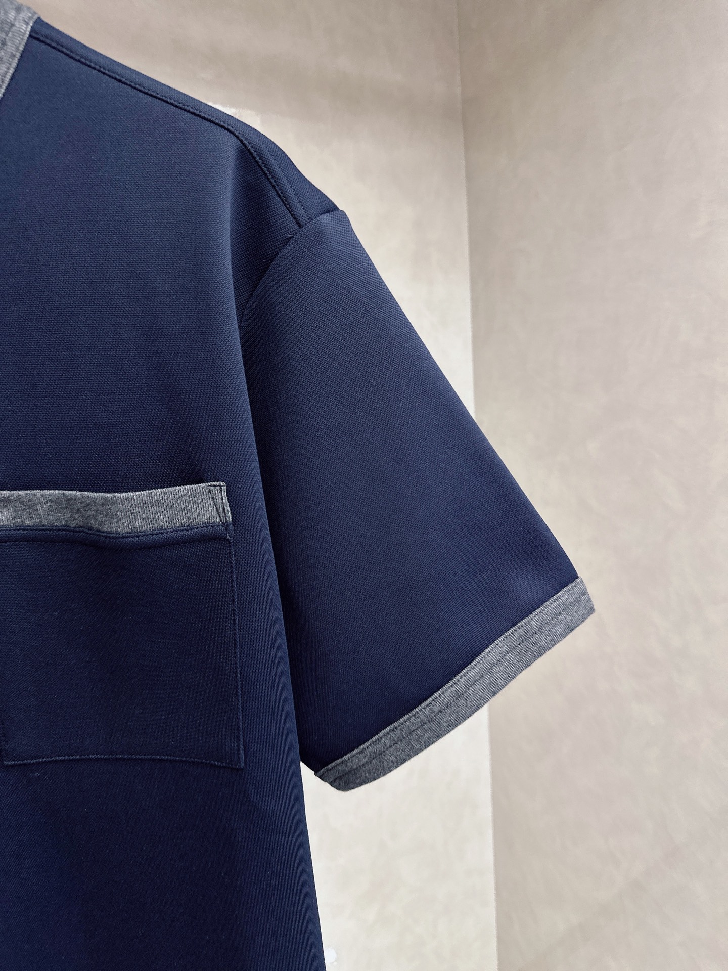 Loewe 罗意威 2026新款半袖松弛老钱，让绅士感在面料告别束缚感，肌理织纹垂坠有型，重工刺绣，让老