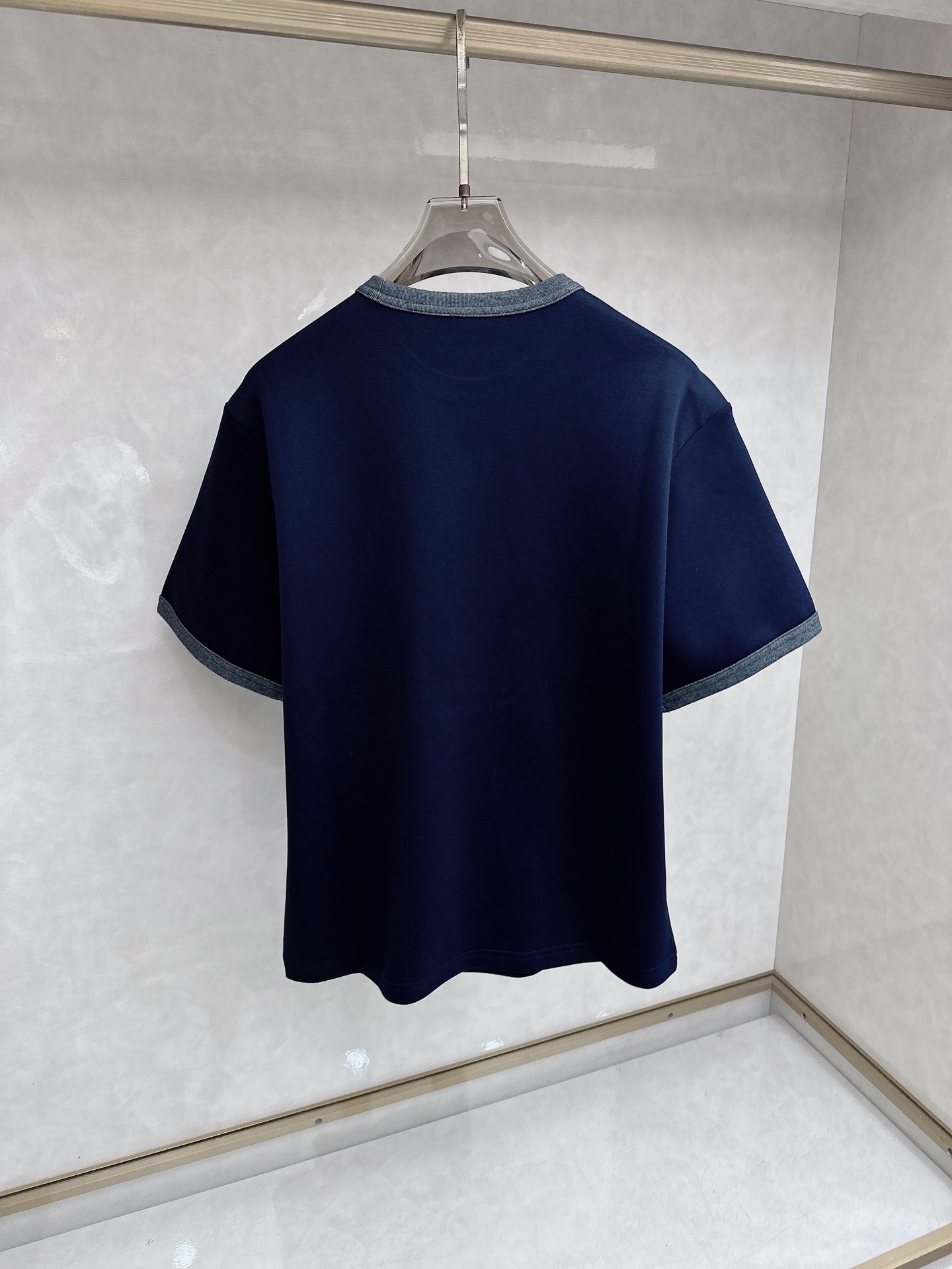 Loewe 罗意威 2026新款半袖松弛老钱，让绅士感在面料告别束缚感，肌理织纹垂坠有型，重工刺绣，让老