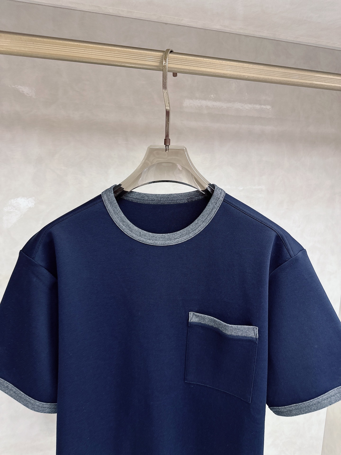 Loewe 罗意威 2026新款半袖松弛老钱，让绅士感在面料告别束缚感，肌理织纹垂坠有型，重工刺绣，让老