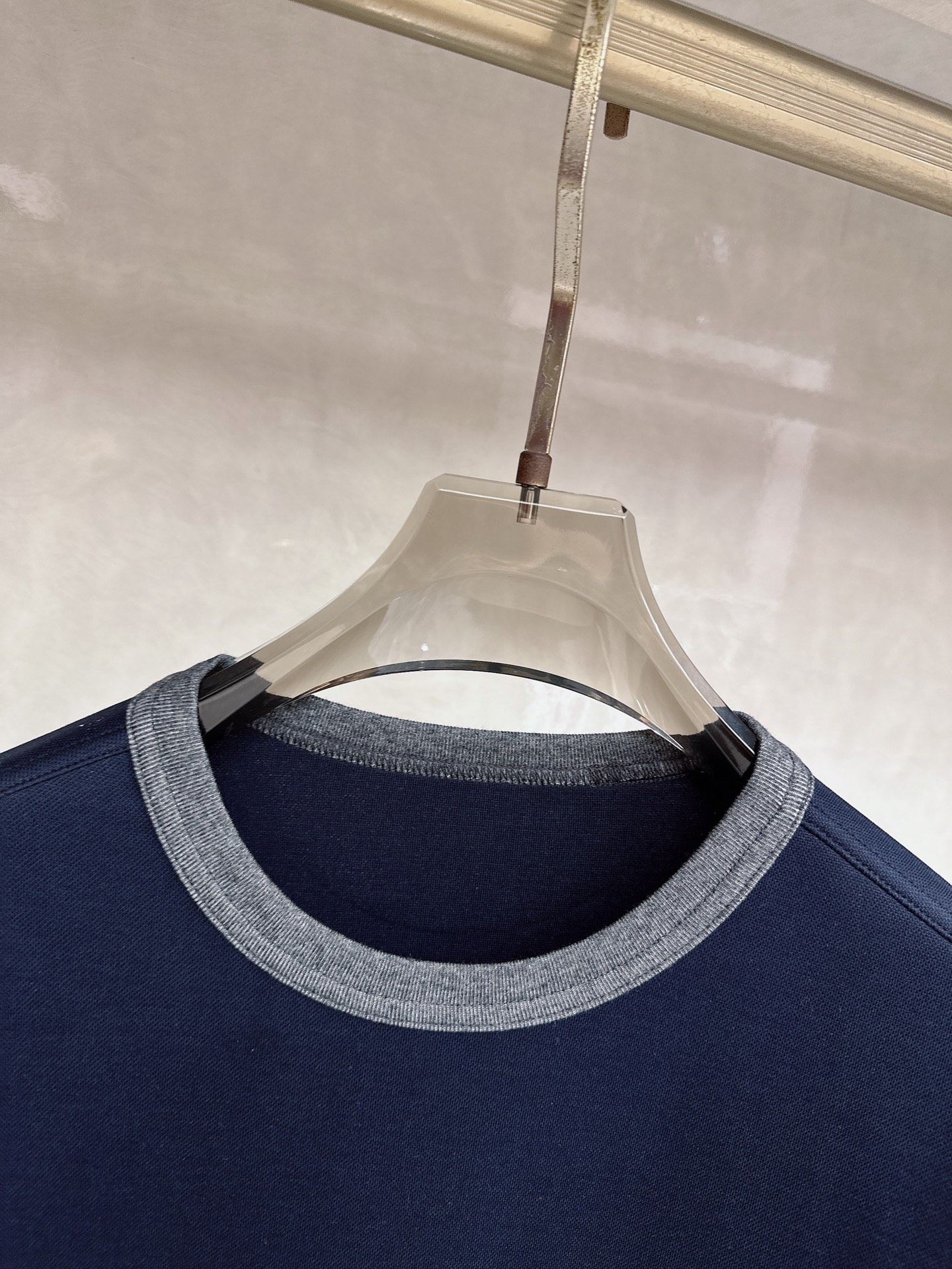 Loewe 罗意威 2026新款半袖松弛老钱，让绅士感在面料告别束缚感，肌理织纹垂坠有型，重工刺绣，让老