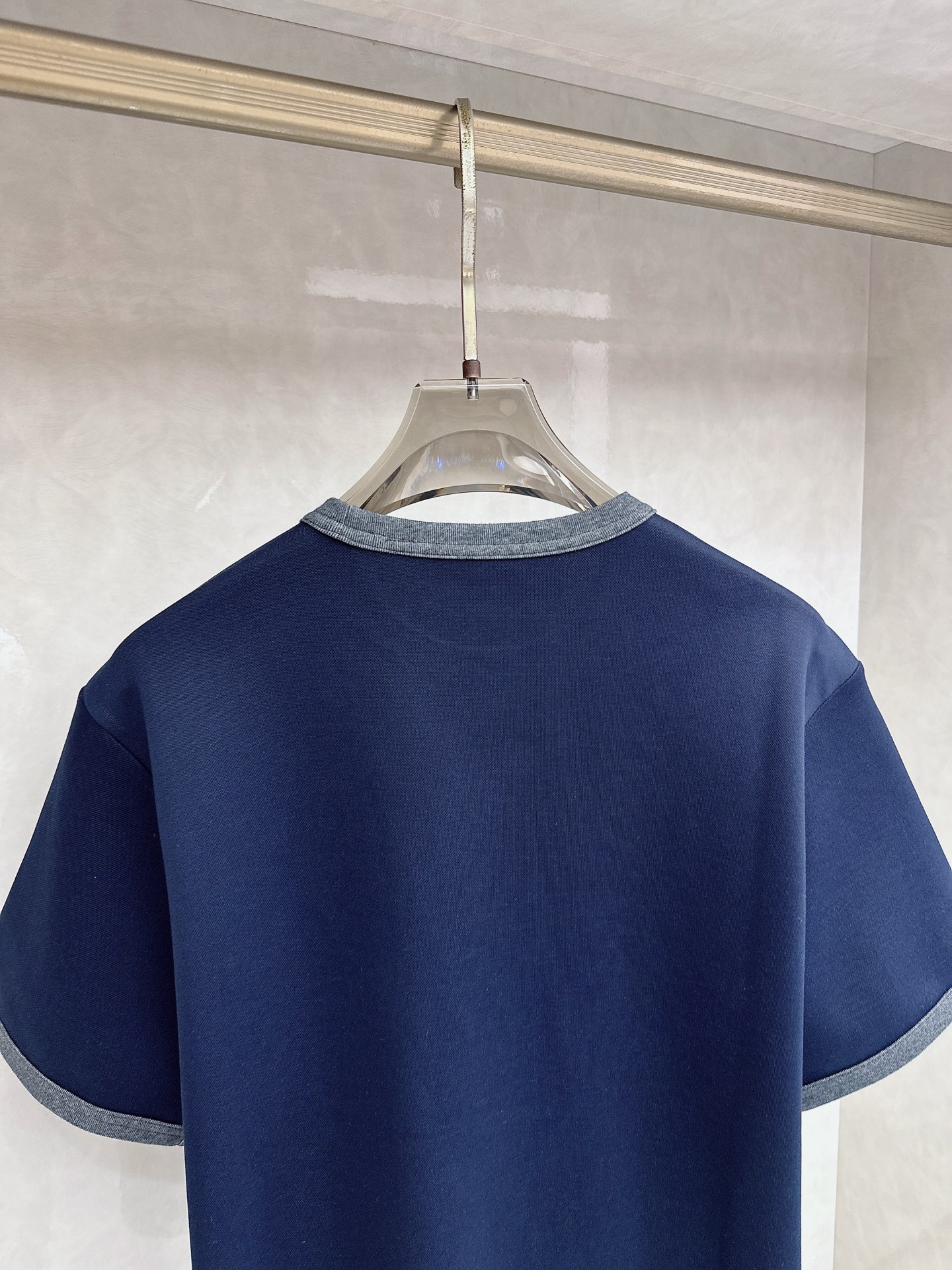 Loewe 罗意威 2026新款半袖松弛老钱，让绅士感在面料告别束缚感，肌理织纹垂坠有型，重工刺绣，让老