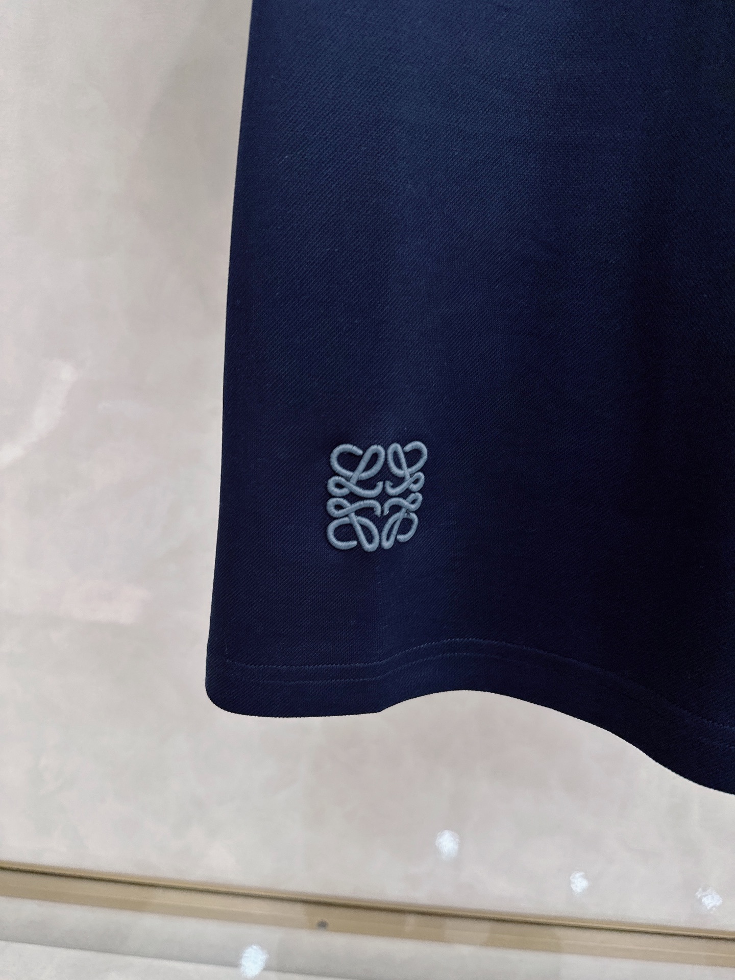 Loewe 罗意威 2026新款半袖松弛老钱，让绅士感在面料告别束缚感，肌理织纹垂坠有型，重工刺绣，让老