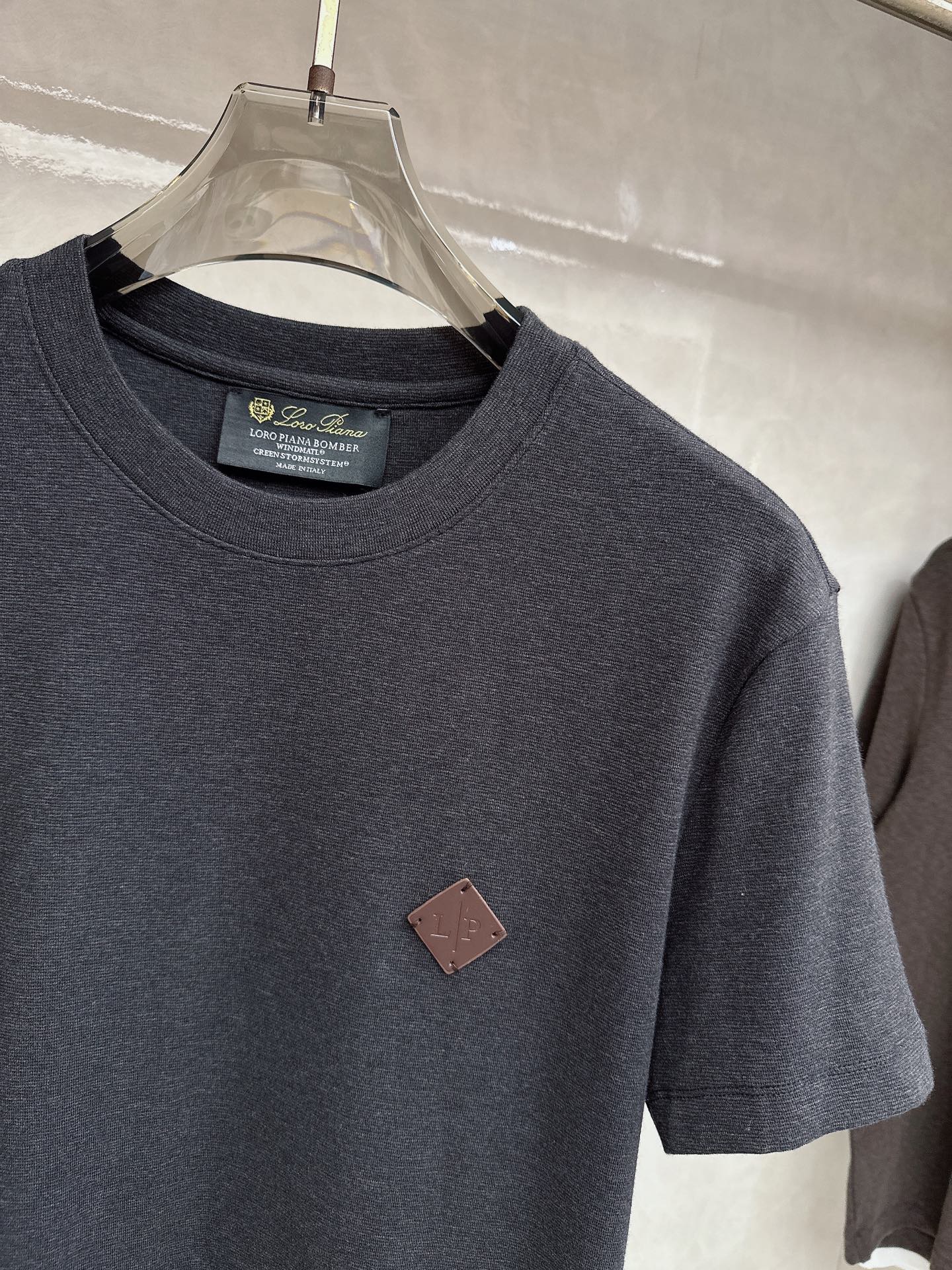 Loro piana 新款针织衫，松弛老钱，让绅士感在针织里自然流露透气针织面料告别束缚感，肌理织纹垂坠