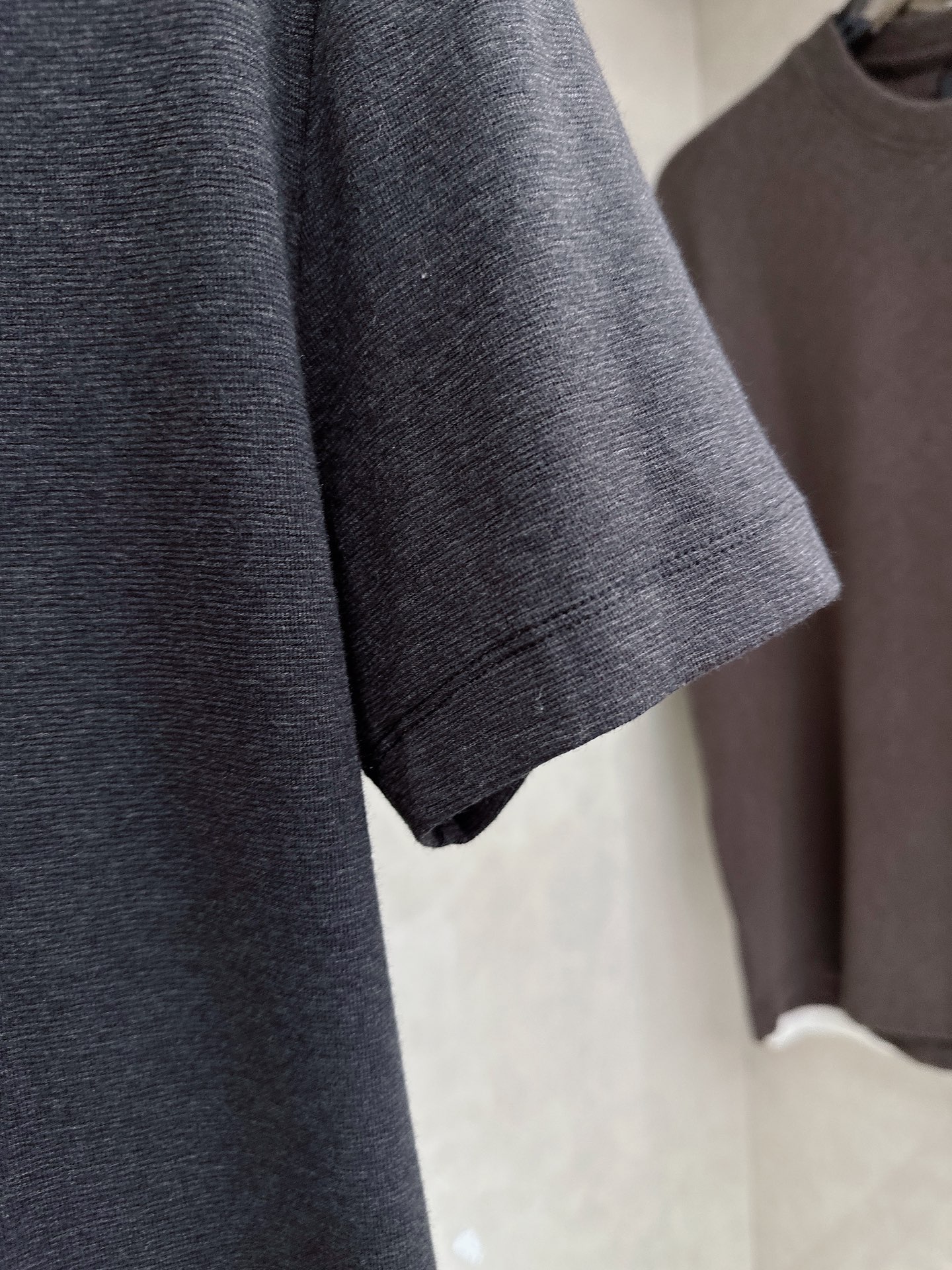 Loro piana 新款针织衫，松弛老钱，让绅士感在针织里自然流露透气针织面料告别束缚感，肌理织纹垂坠