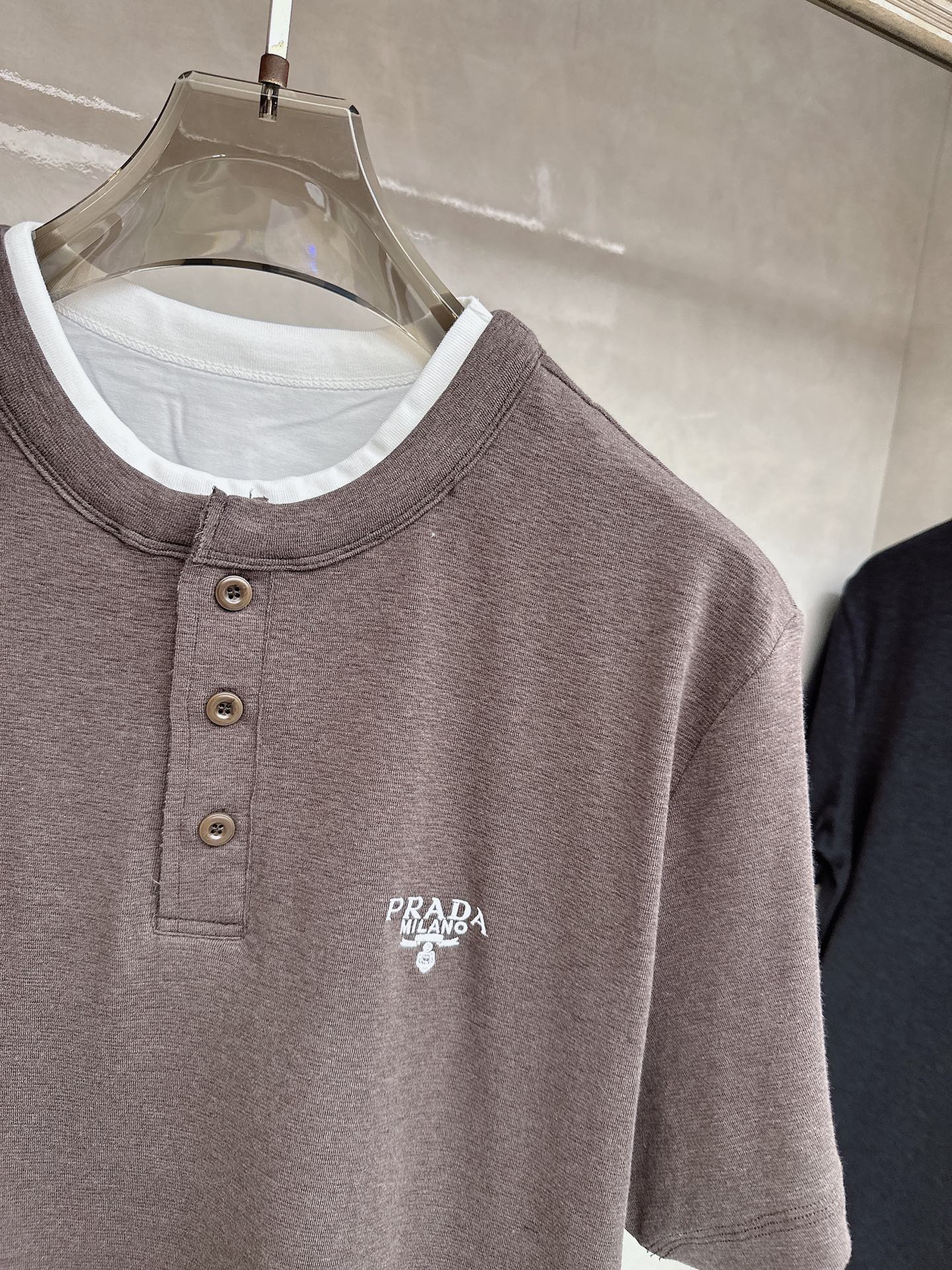 普拉达 2026新款假两件半袖，松弛老钱，让绅士感在针织里自然流露透气针织面料告别束缚感，肌理织纹垂坠有