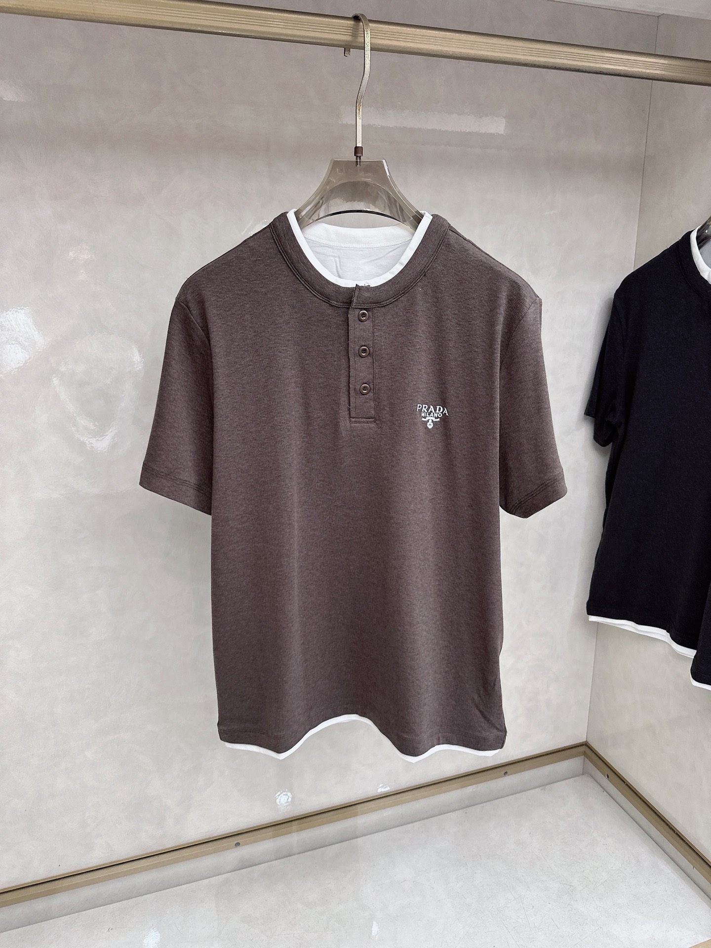 普拉达 2026新款假两件半袖，松弛老钱，让绅士感在针织里自然流露透气针织面料告别束缚感，肌理织纹垂坠有