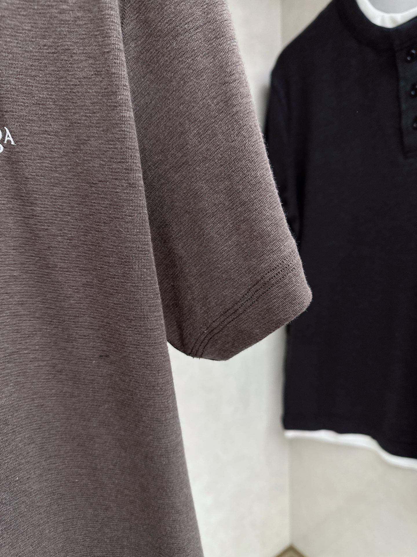 普拉达 2026新款假两件半袖，松弛老钱，让绅士感在针织里自然流露透气针织面料告别束缚感，肌理织纹垂坠有