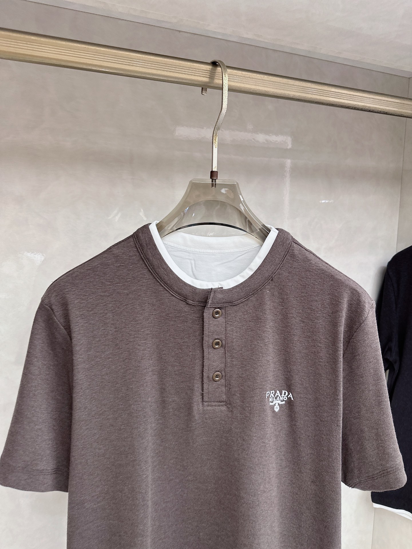 普拉达 2026新款假两件半袖，松弛老钱，让绅士感在针织里自然流露透气针织面料告别束缚感，肌理织纹垂坠有