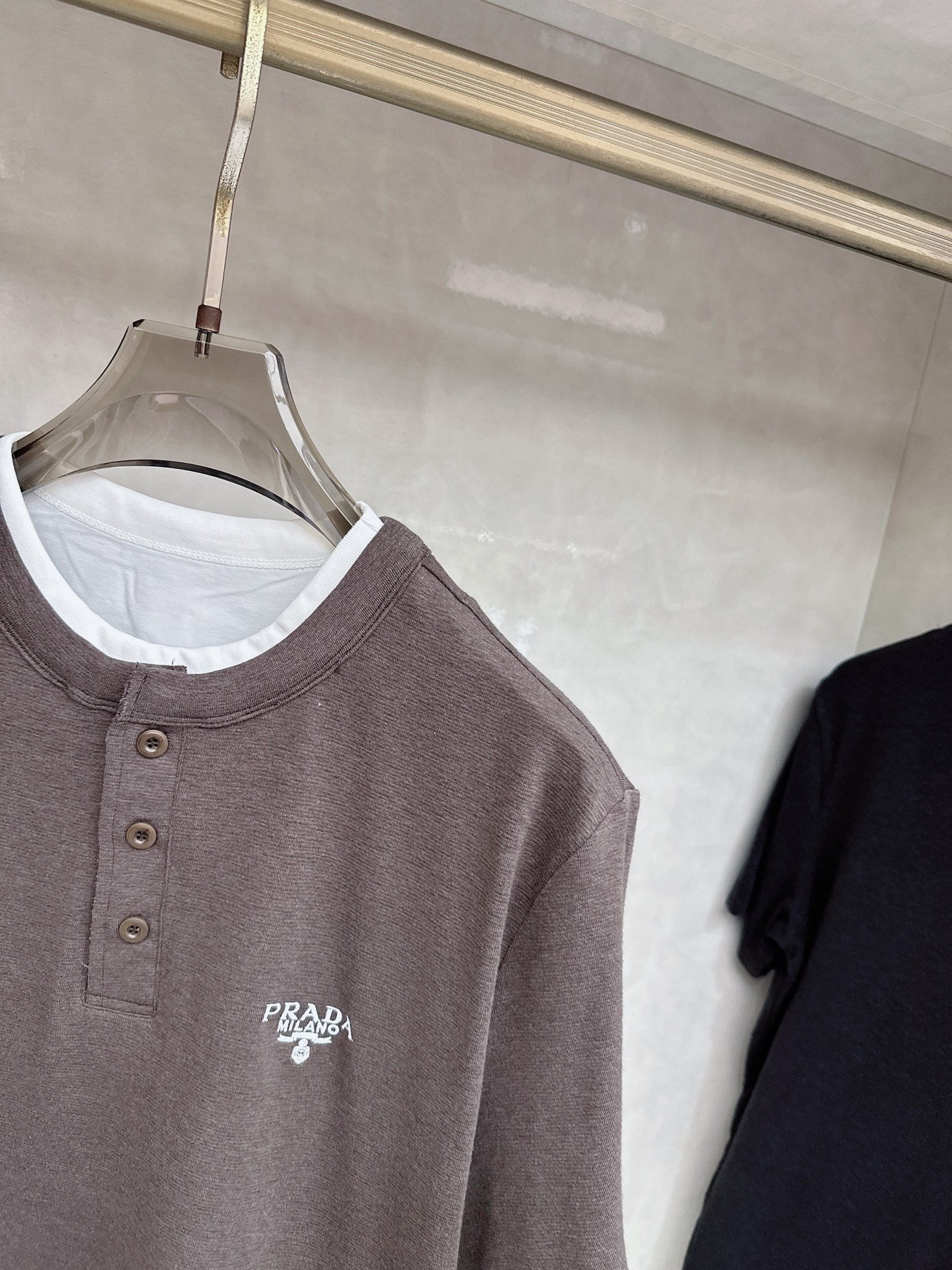 普拉达 2026新款假两件半袖，松弛老钱，让绅士感在针织里自然流露透气针织面料告别束缚感，肌理织纹垂坠有