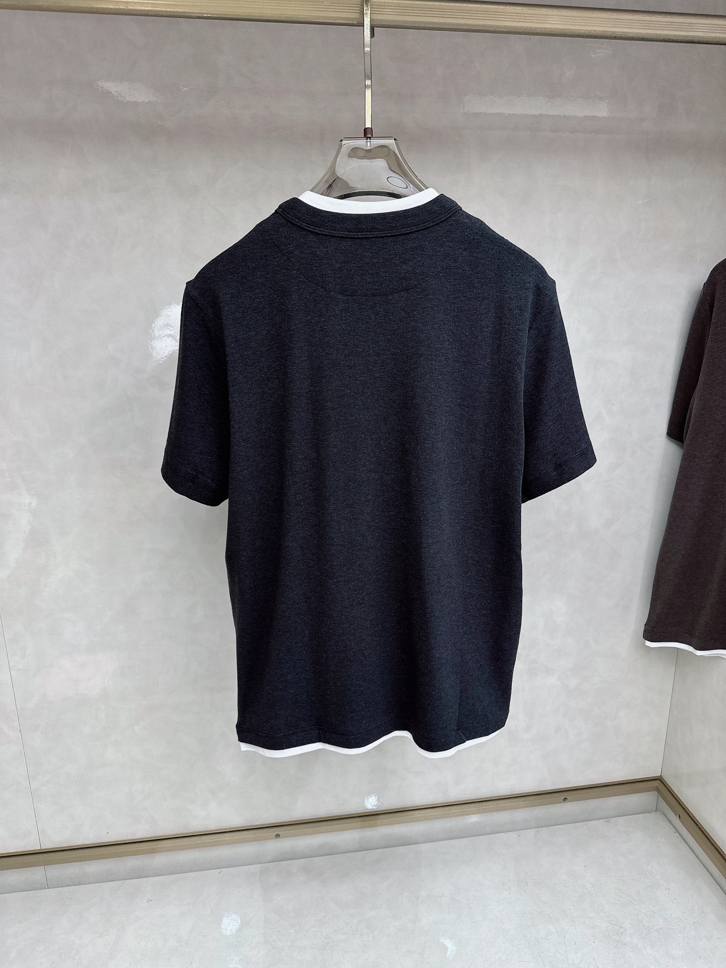 普拉达 2026新款假两件半袖，松弛老钱，让绅士感在针织里自然流露透气针织面料告别束缚感，肌理织纹垂坠有