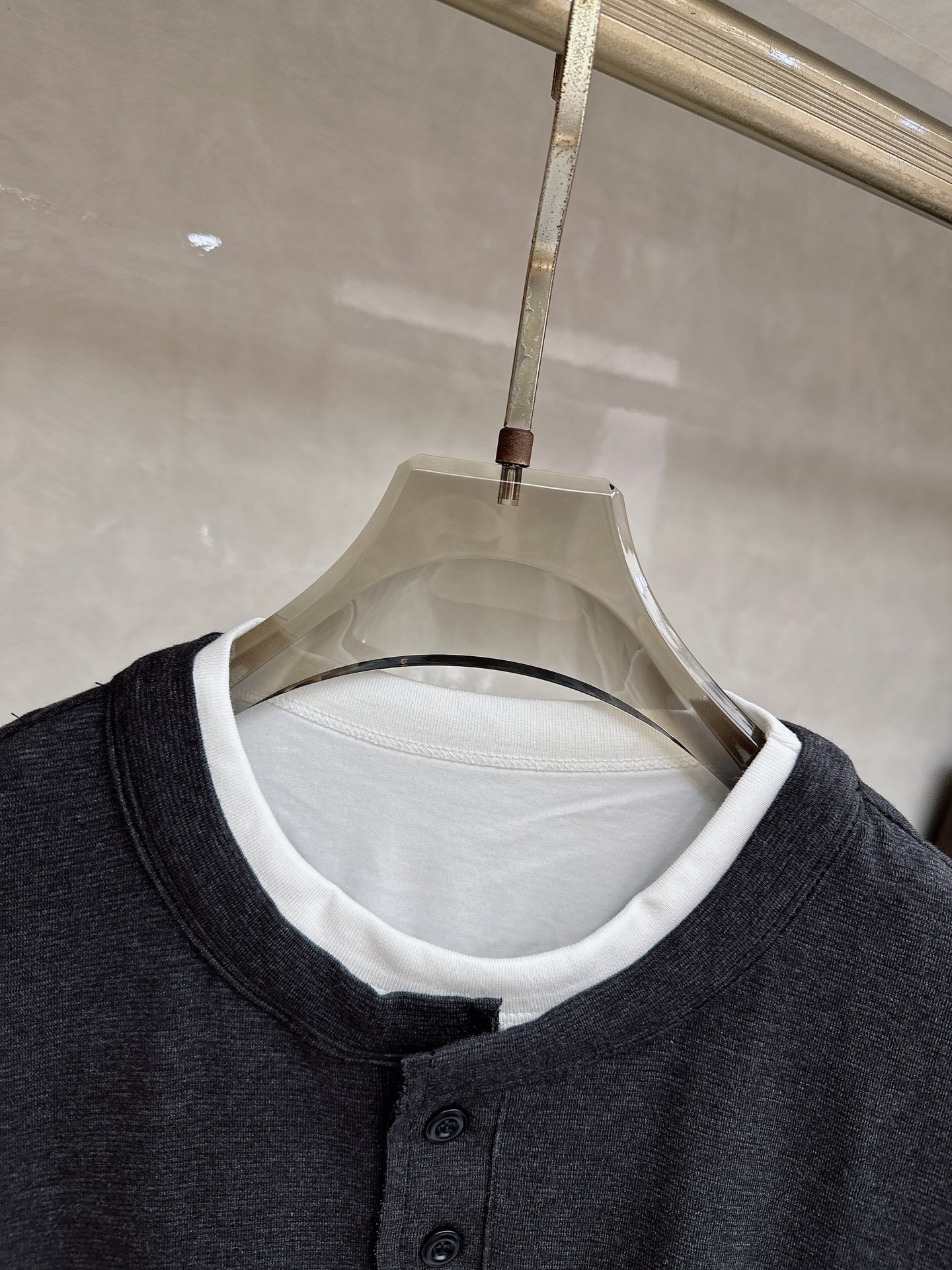 普拉达 2026新款假两件半袖，松弛老钱，让绅士感在针织里自然流露透气针织面料告别束缚感，肌理织纹垂坠有