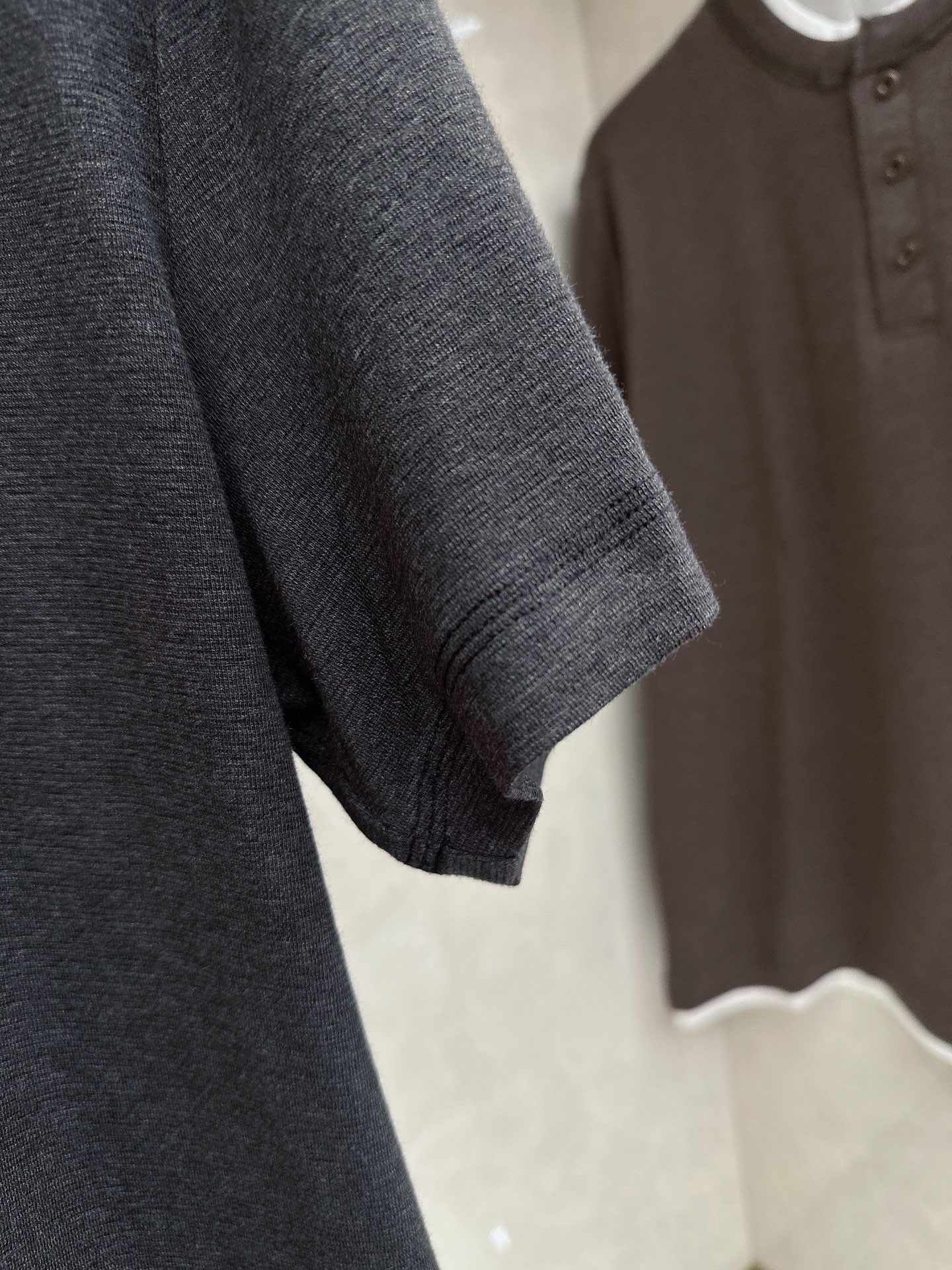 普拉达 2026新款假两件半袖，松弛老钱，让绅士感在针织里自然流露透气针织面料告别束缚感，肌理织纹垂坠有