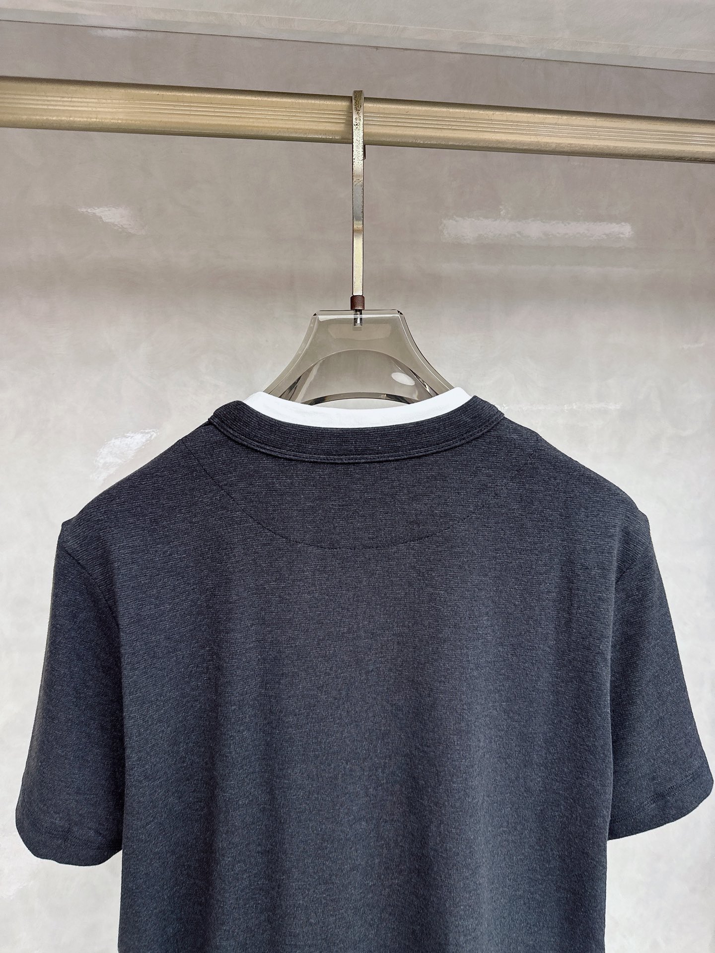 普拉达 2026新款假两件半袖，松弛老钱，让绅士感在针织里自然流露透气针织面料告别束缚感，肌理织纹垂坠有