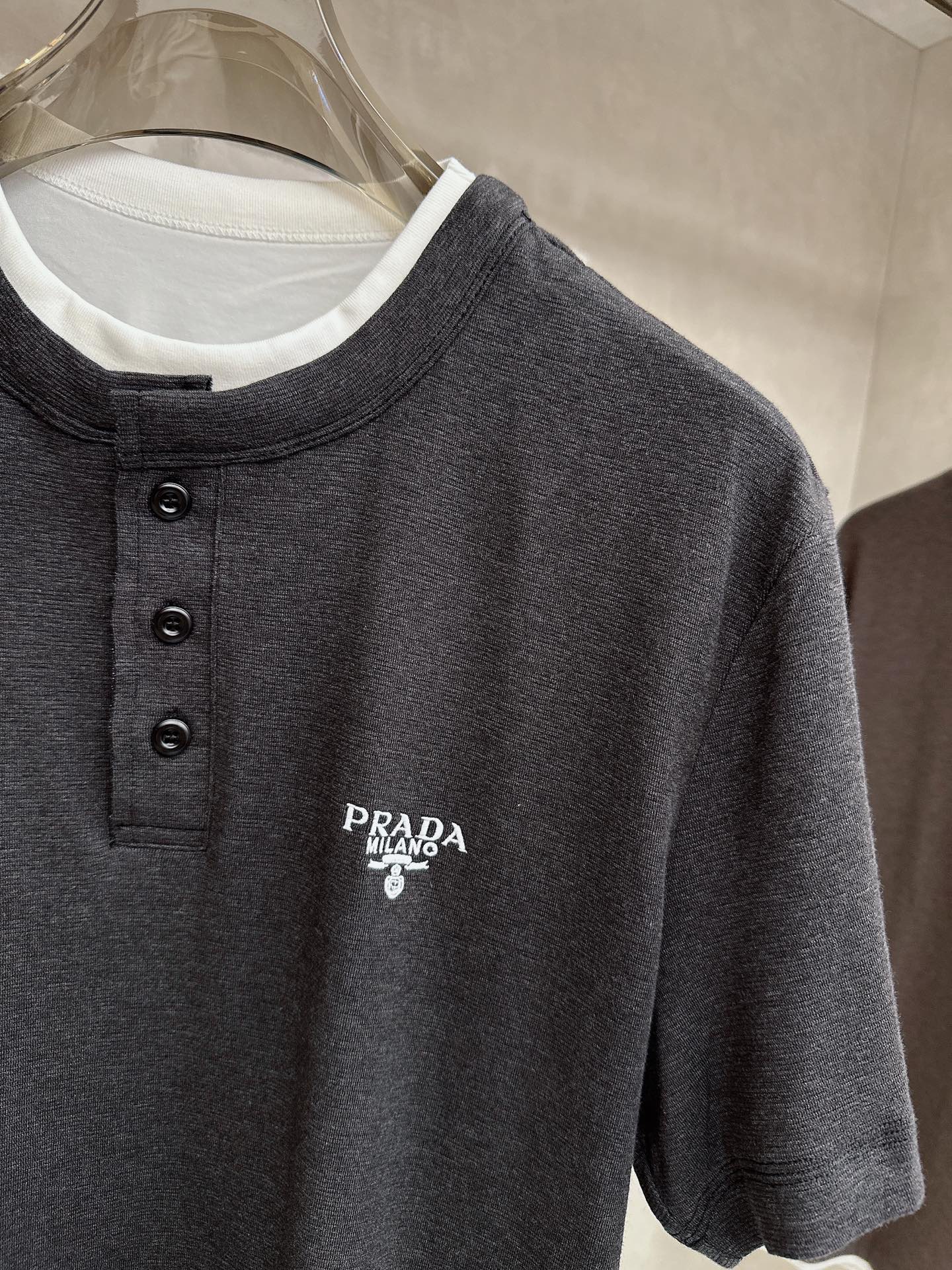 普拉达 2026新款假两件半袖，松弛老钱，让绅士感在针织里自然流露透气针织面料告别束缚感，肌理织纹垂坠有