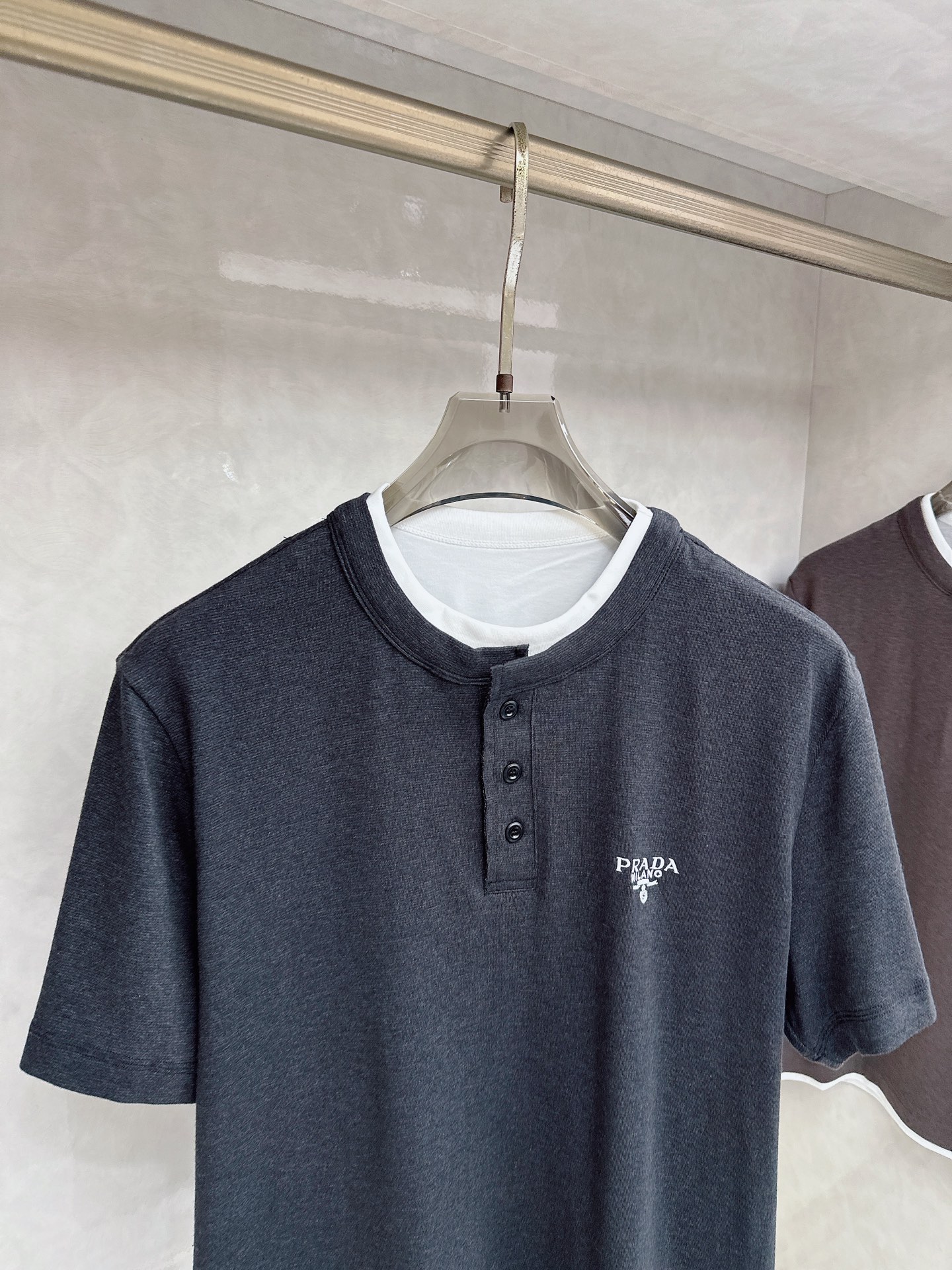 普拉达 2026新款假两件半袖，松弛老钱，让绅士感在针织里自然流露透气针织面料告别束缚感，肌理织纹垂坠有