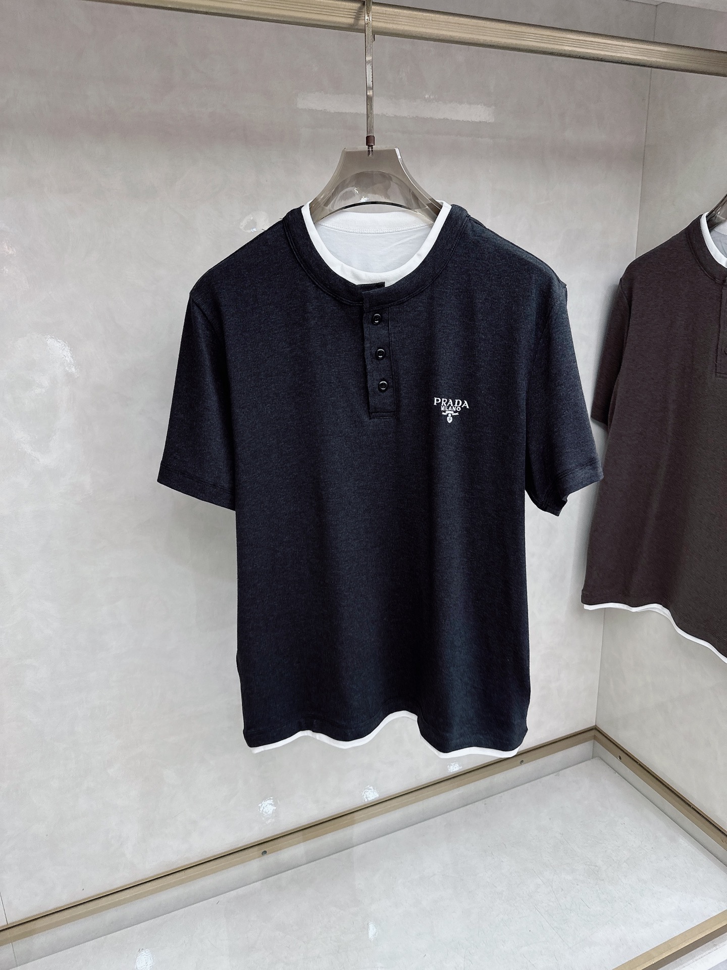 普拉达 2026新款假两件半袖，松弛老钱，让绅士感在针织里自然流露透气针织面料告别束缚感，肌理织纹垂坠有