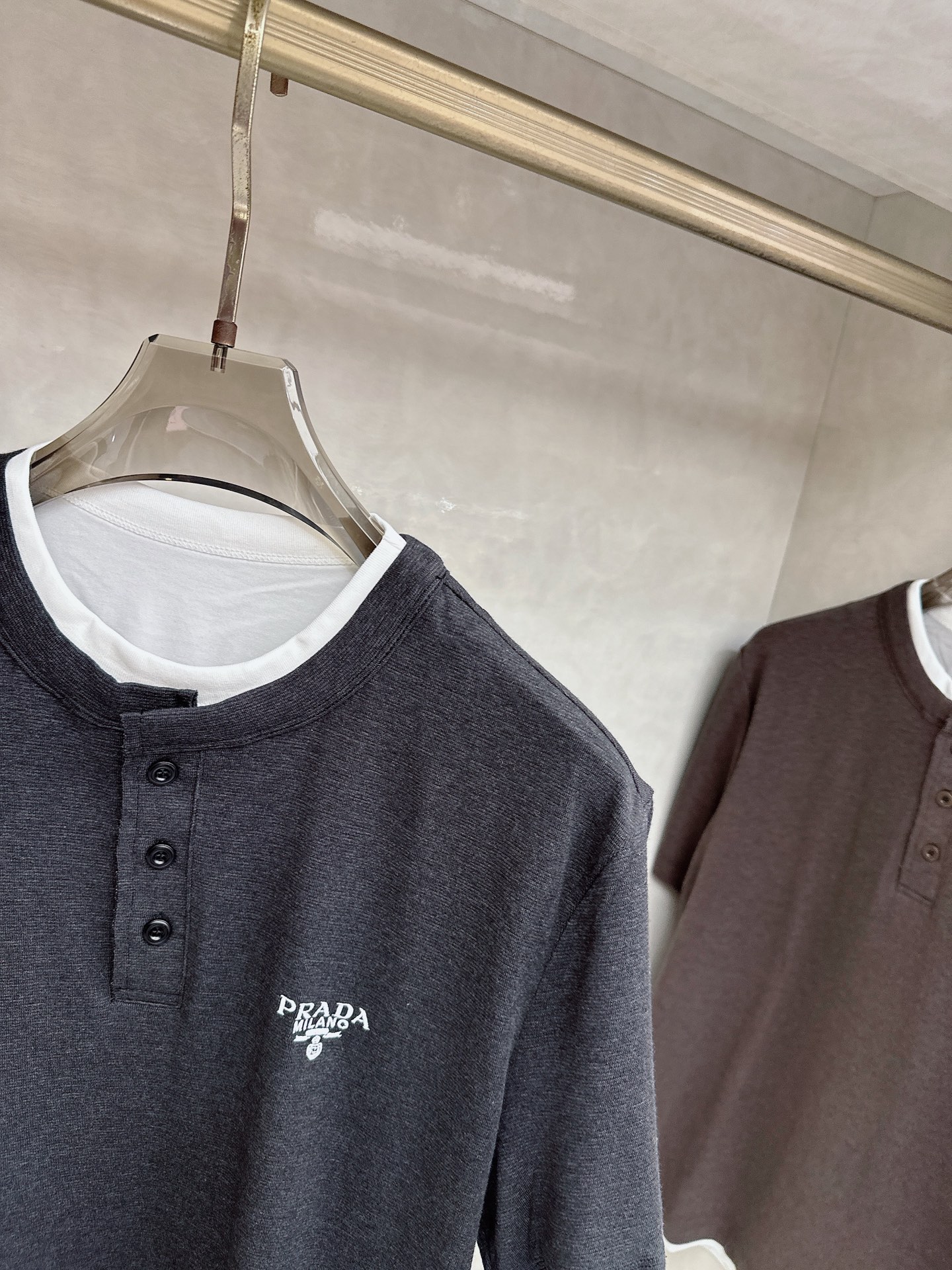 普拉达 2026新款假两件半袖，松弛老钱，让绅士感在针织里自然流露透气针织面料告别束缚感，肌理织纹垂坠有