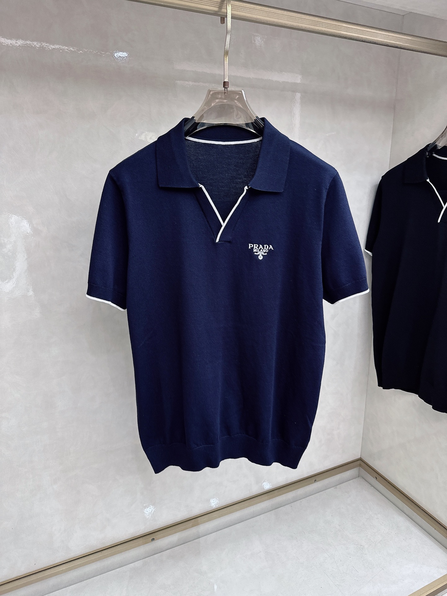 普拉达 2026新款针织衫，松弛老钱，让绅士感在针织里自然流露透气针织面料告别束缚感，肌理织纹垂坠有型，