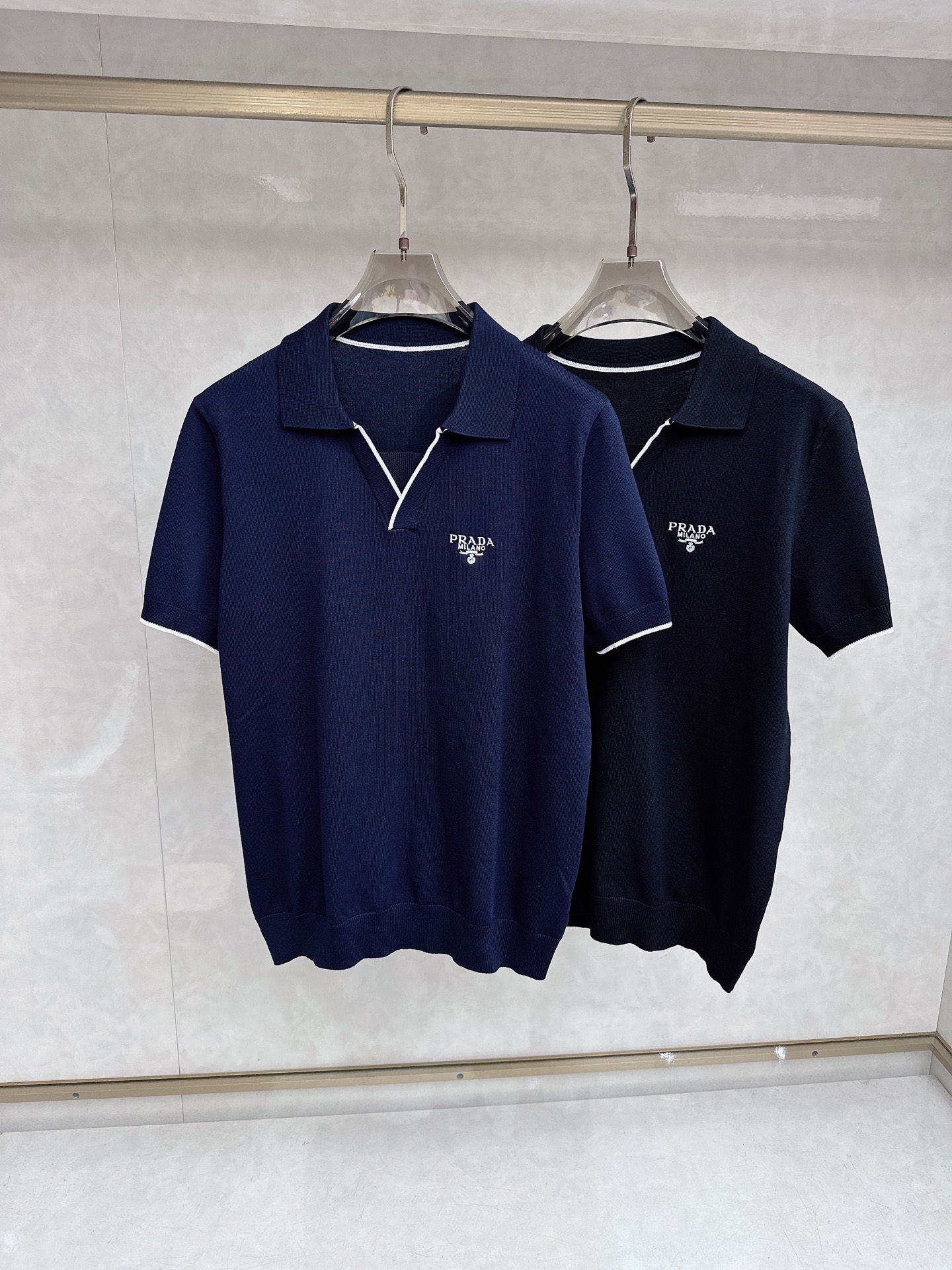 普拉达 2026新款针织衫，松弛老钱，让绅士感在针织里自然流露透气针织面料告别束缚感，肌理织纹垂坠有型，