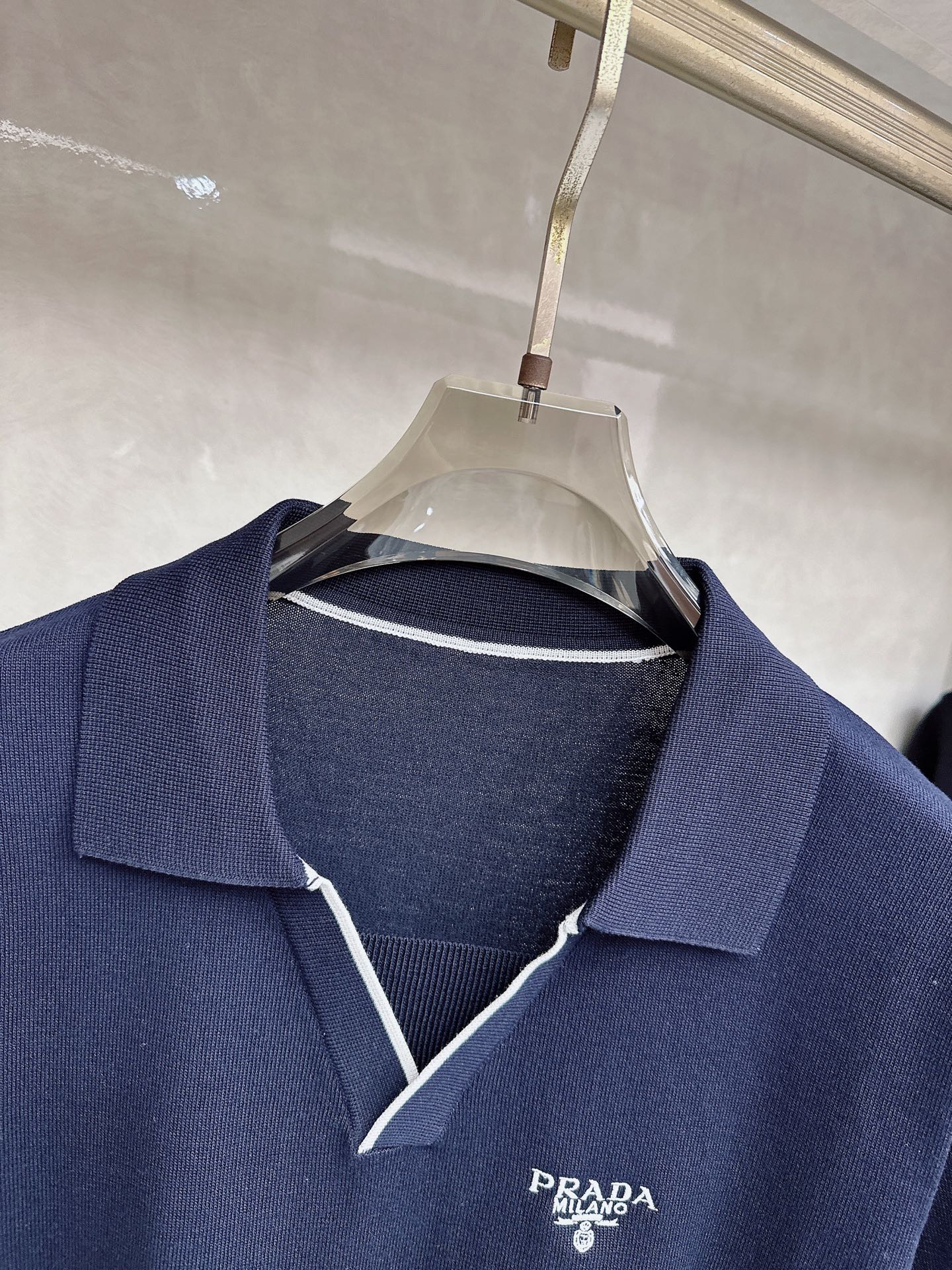 普拉达 2026新款针织衫，松弛老钱，让绅士感在针织里自然流露透气针织面料告别束缚感，肌理织纹垂坠有型，