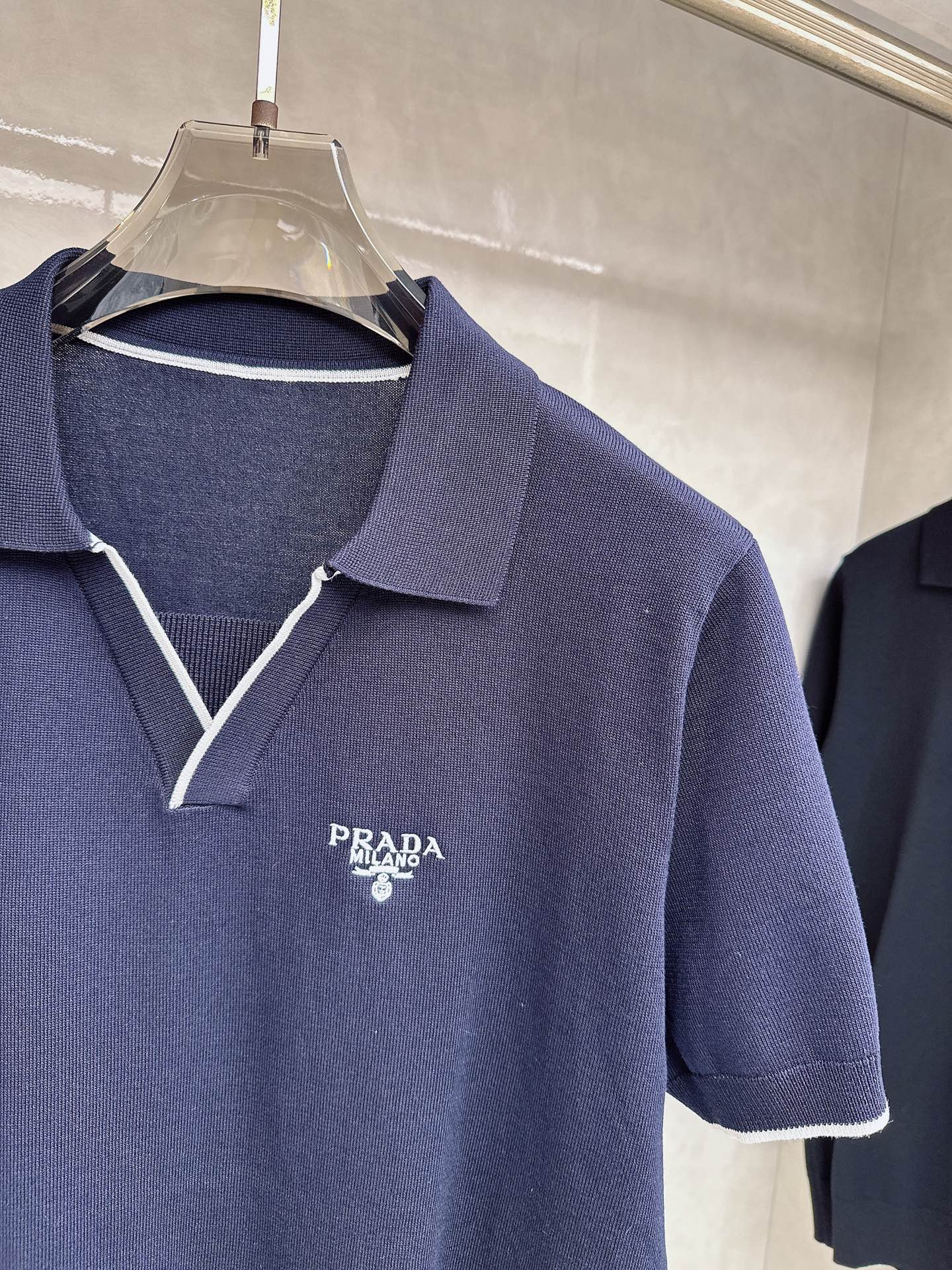 普拉达 2026新款针织衫，松弛老钱，让绅士感在针织里自然流露透气针织面料告别束缚感，肌理织纹垂坠有型，