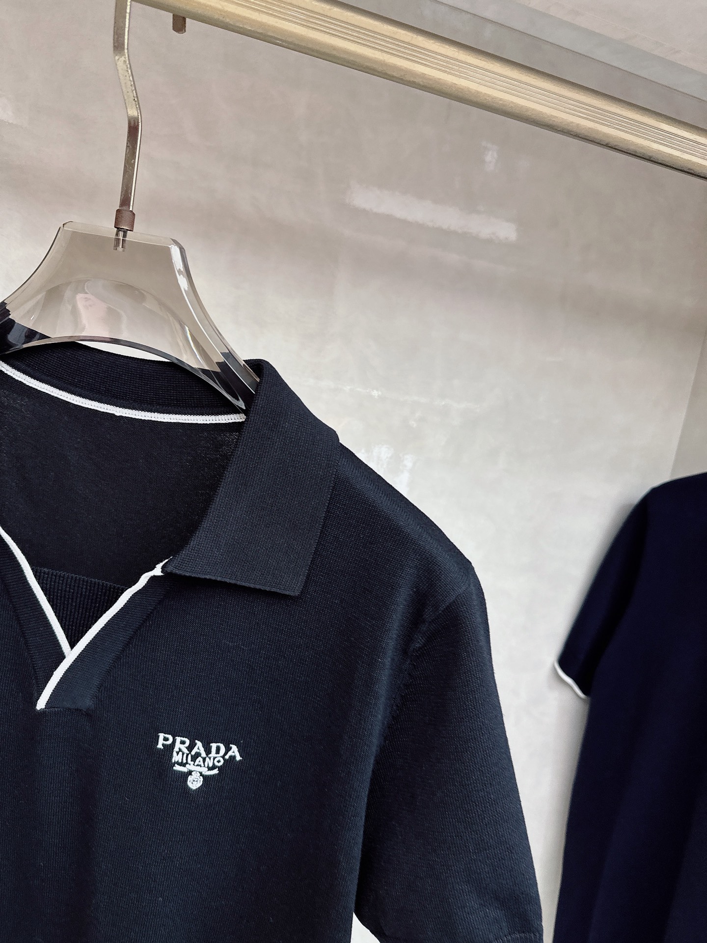 普拉达 2026新款针织衫，松弛老钱，让绅士感在针织里自然流露透气针织面料告别束缚感，肌理织纹垂坠有型，