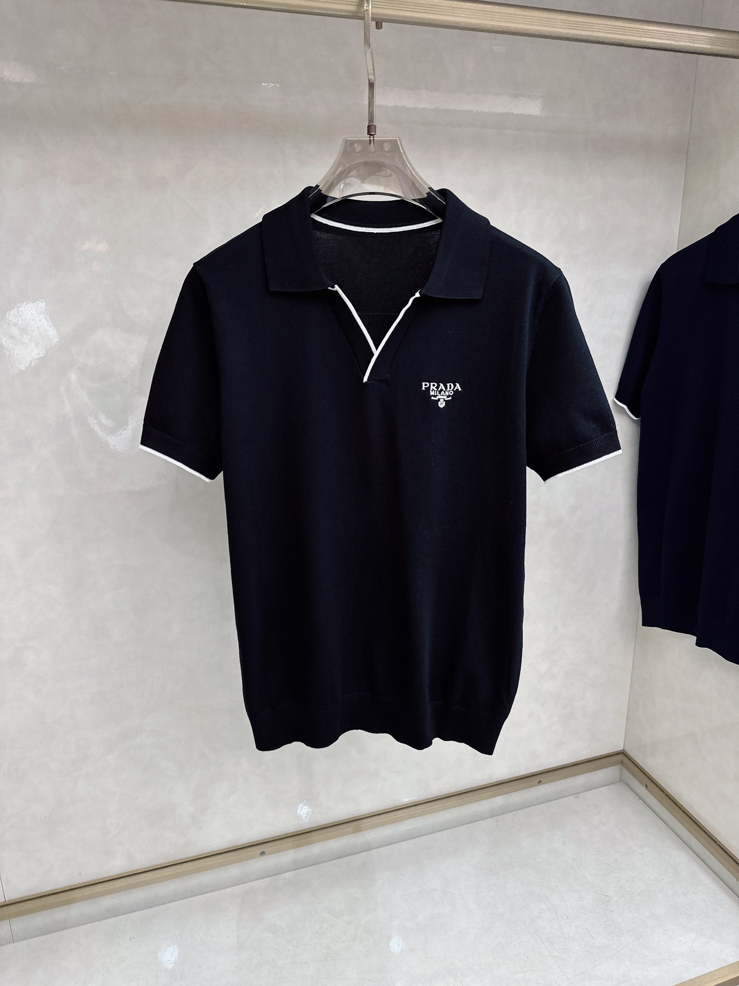 普拉达 2026新款针织衫，松弛老钱，让绅士感在针织里自然流露透气针织面料告别束缚感，肌理织纹垂坠有型，