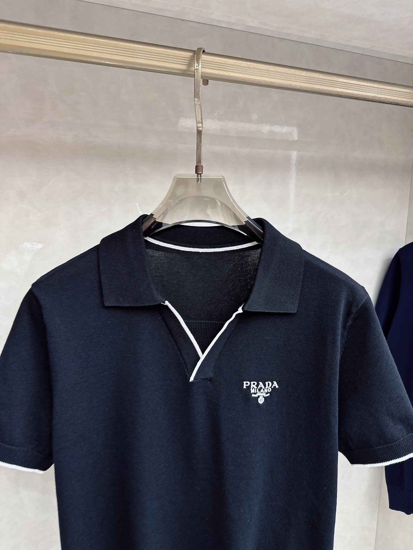 普拉达 2026新款针织衫，松弛老钱，让绅士感在针织里自然流露透气针织面料告别束缚感，肌理织纹垂坠有型，